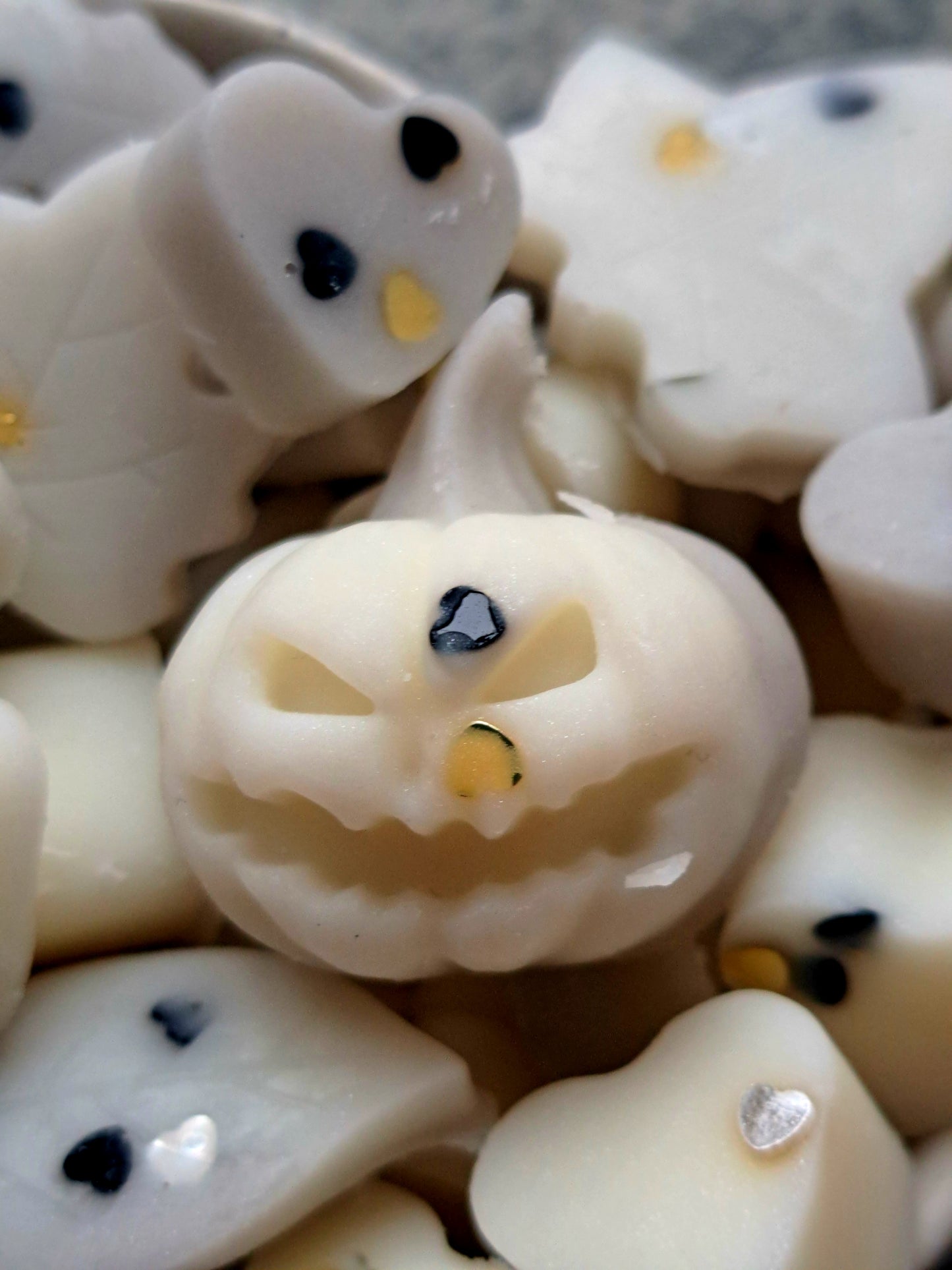 Toasted Marshmallow X30 small hearts, including X5 delicate autumn leaves 🍂 and a bonus pumpkin 🎃