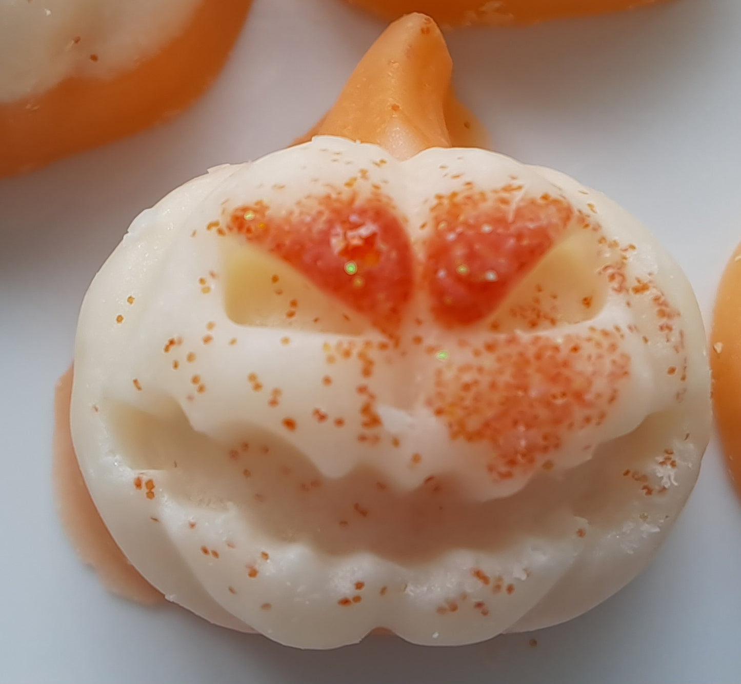 Pumpkin Cream Crumble X30 delightful small hearts, including X5 delicate autumn leaves and a bonus pumpkin 🎃
