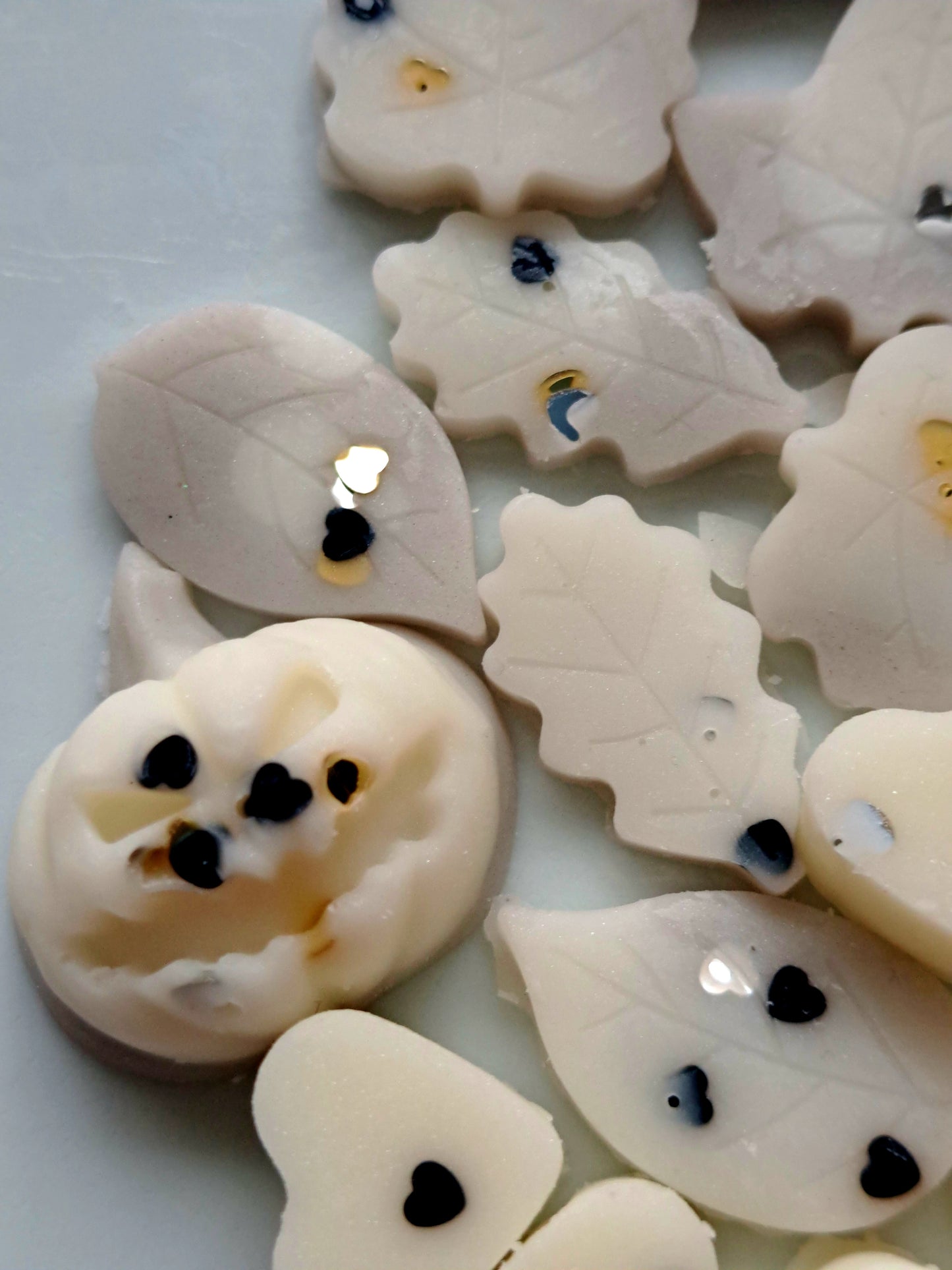Toasted Marshmallow X30 small hearts, including X5 delicate autumn leaves 🍂 and a bonus pumpkin 🎃