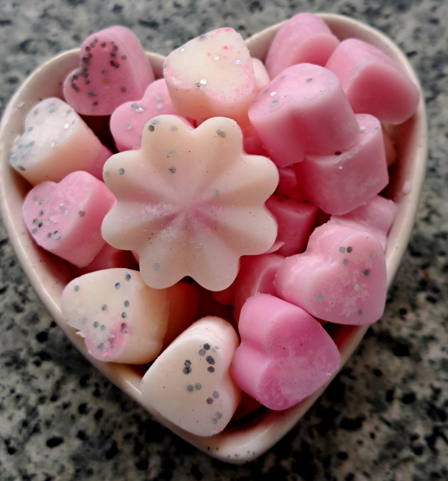Velvet Rose ๐น X30 small hearts, including X1 medium flower ๐ผ