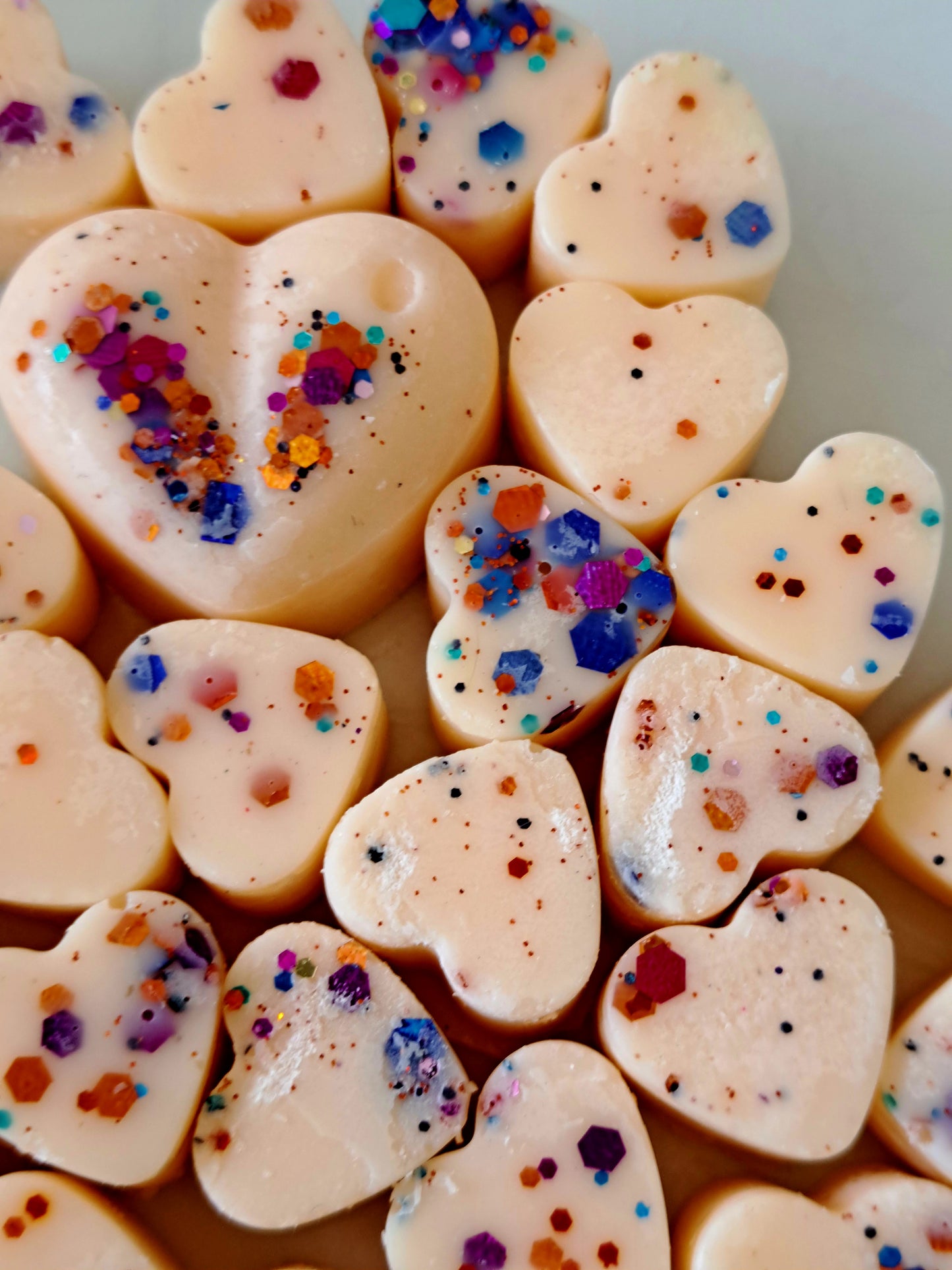 Sun kissed Coconut X30 small hearts, including X1 medium heart.