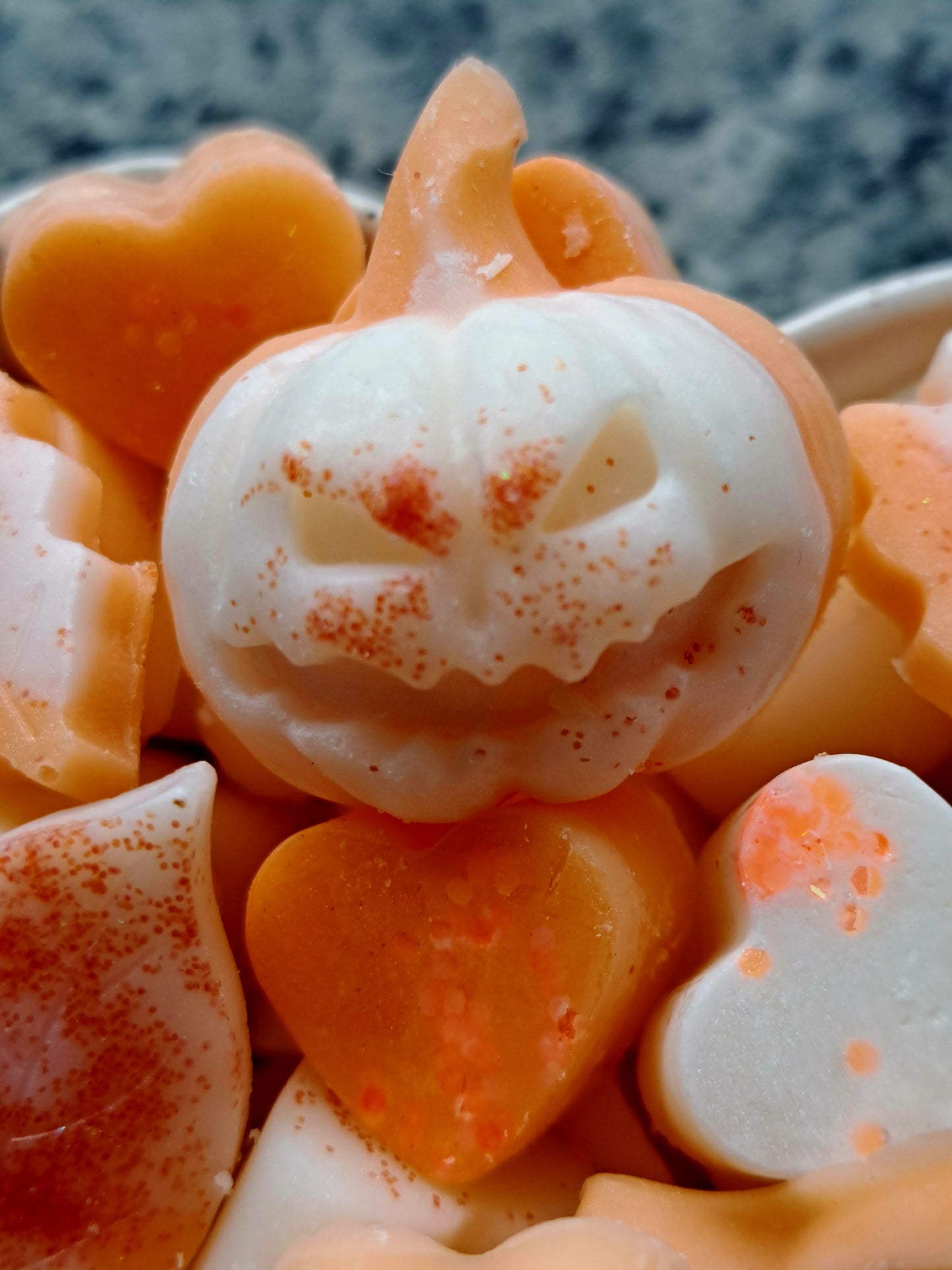 Pumpkin Cream Crumble X30 delightful small hearts, including X5 delicate autumn leaves and a bonus pumpkin 🎃