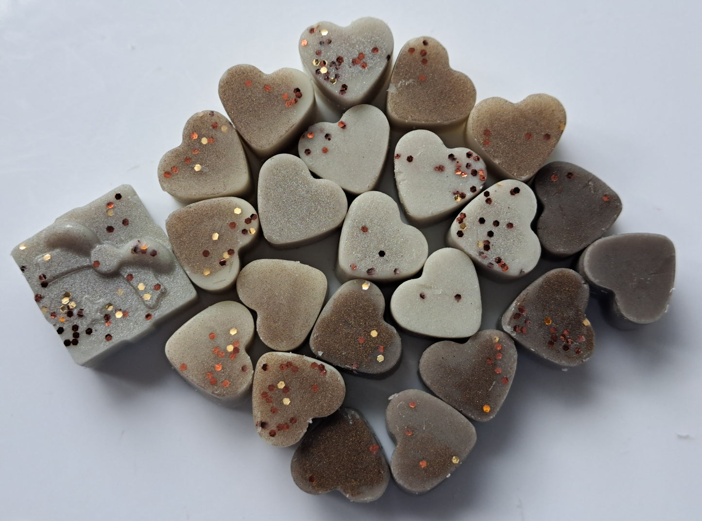 Creamy Vanilla and Fudge Indulgence X30 small hearts and a bonus present π