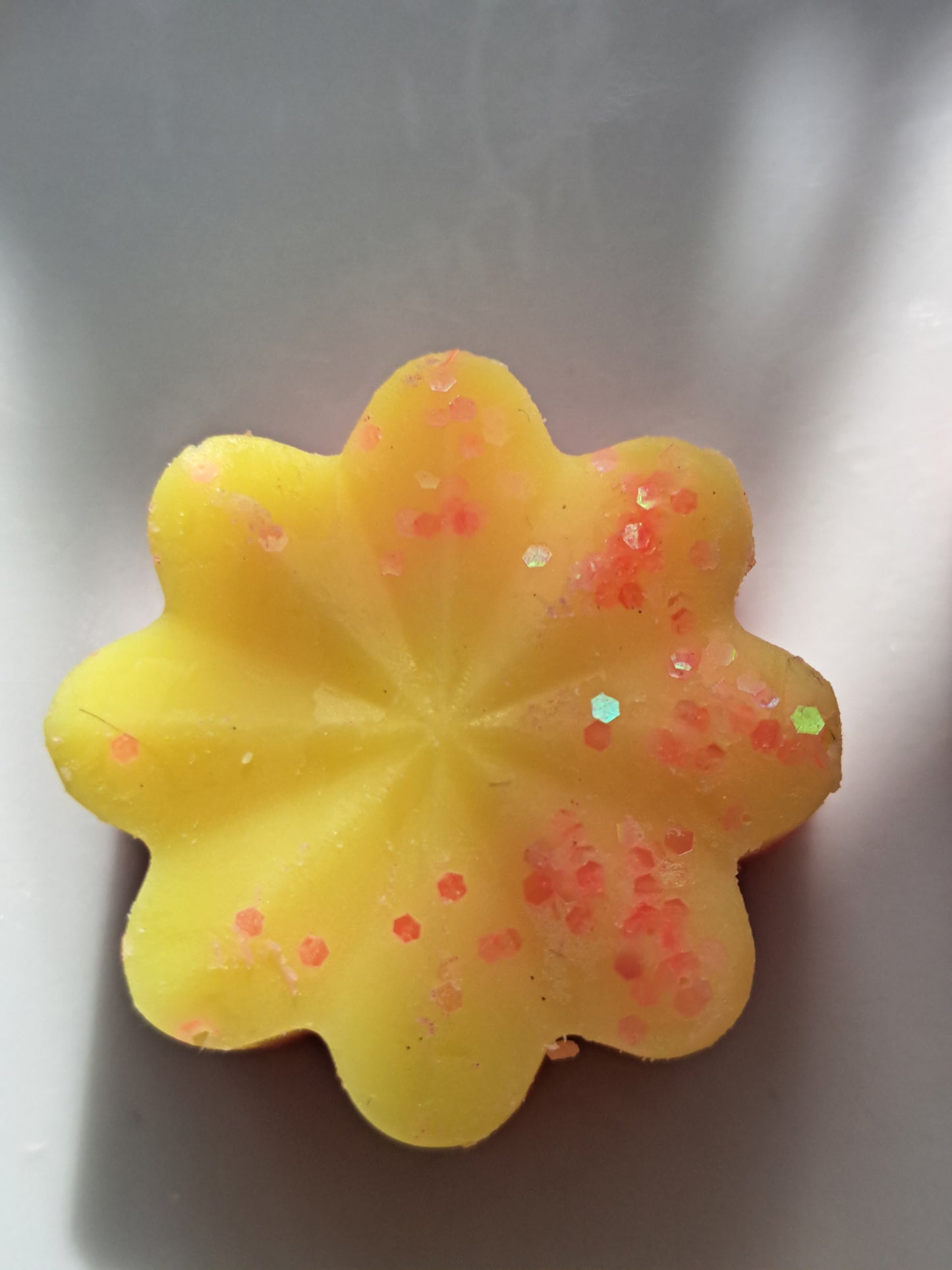 English Pear and Freesia X30 small hearts, including X1 medium flower.