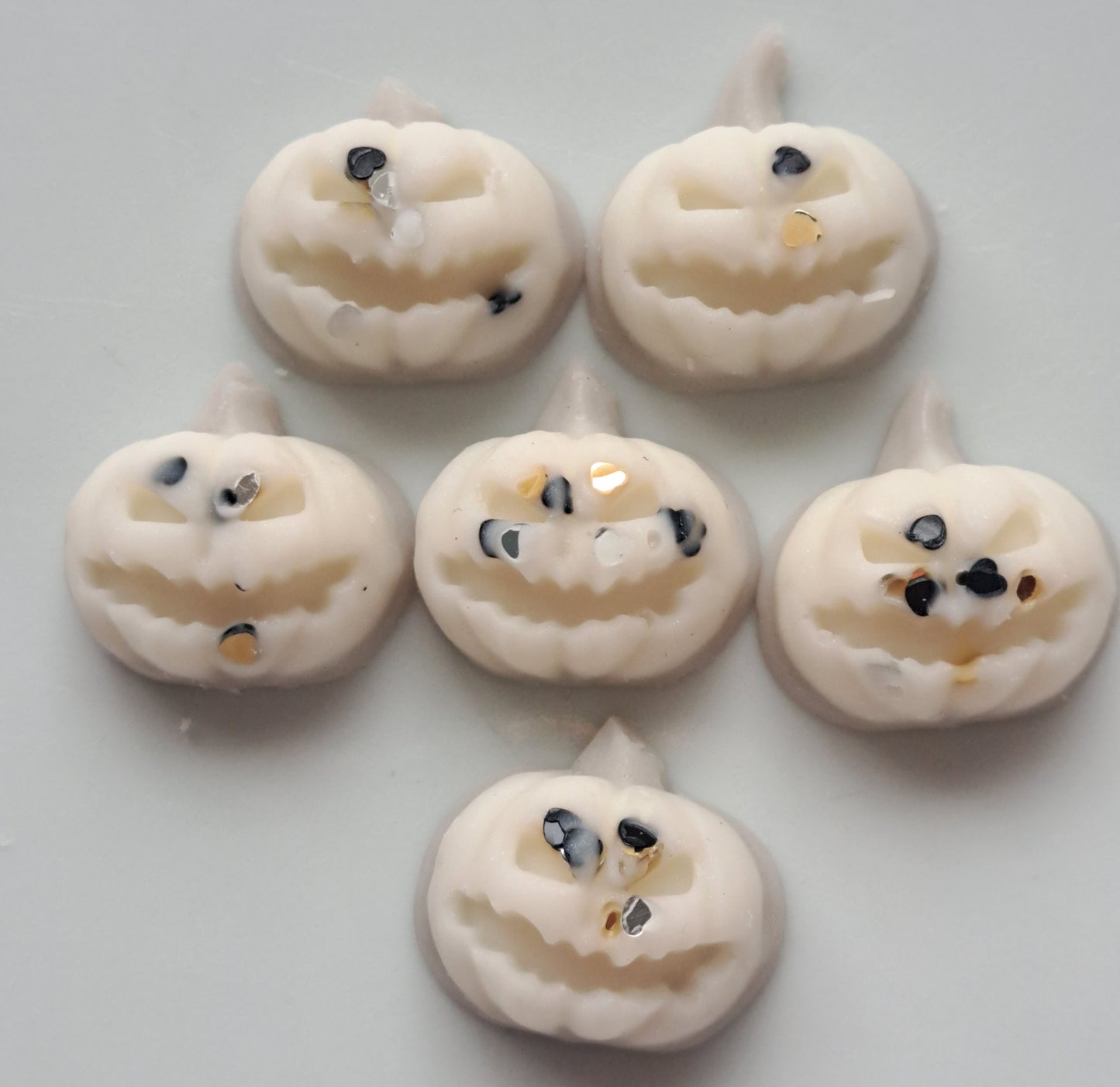 Toasted Marshmallow X30 small hearts, including X5 delicate autumn leaves 🍂 and a bonus pumpkin 🎃