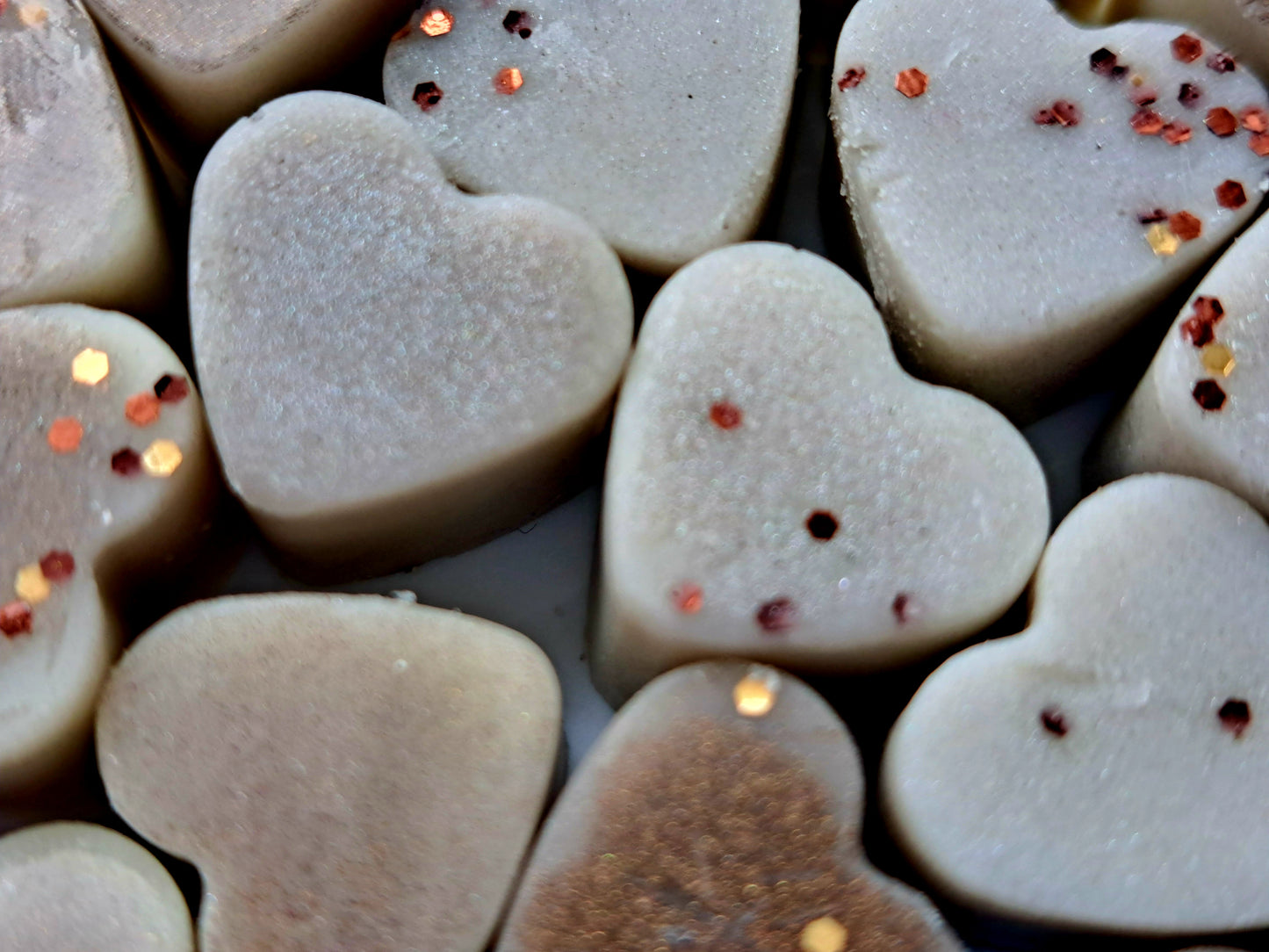 Creamy Vanilla and Fudge Indulgence X30 small hearts and a bonus present π