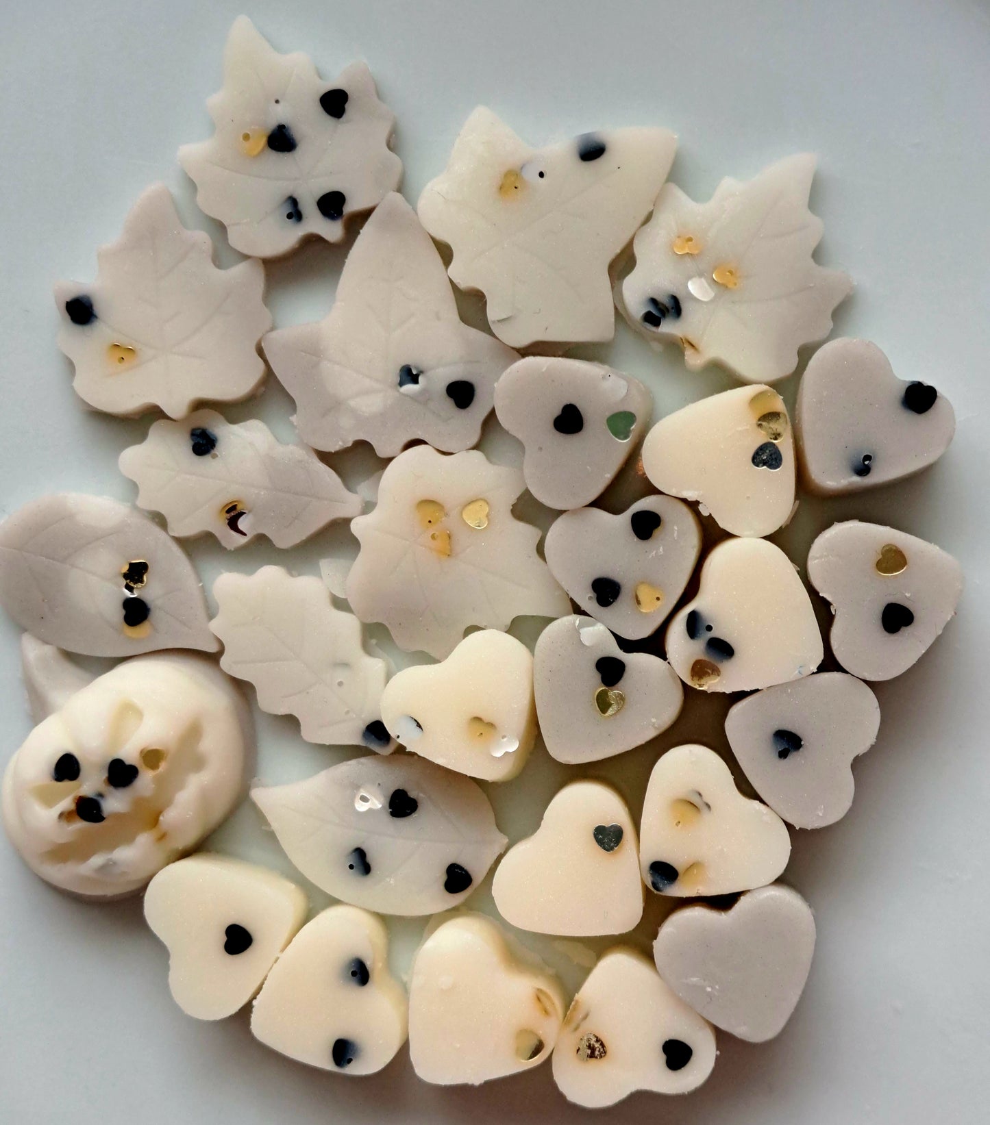 Toasted Marshmallow X30 small hearts, including X5 delicate autumn leaves 🍂 and a bonus pumpkin 🎃