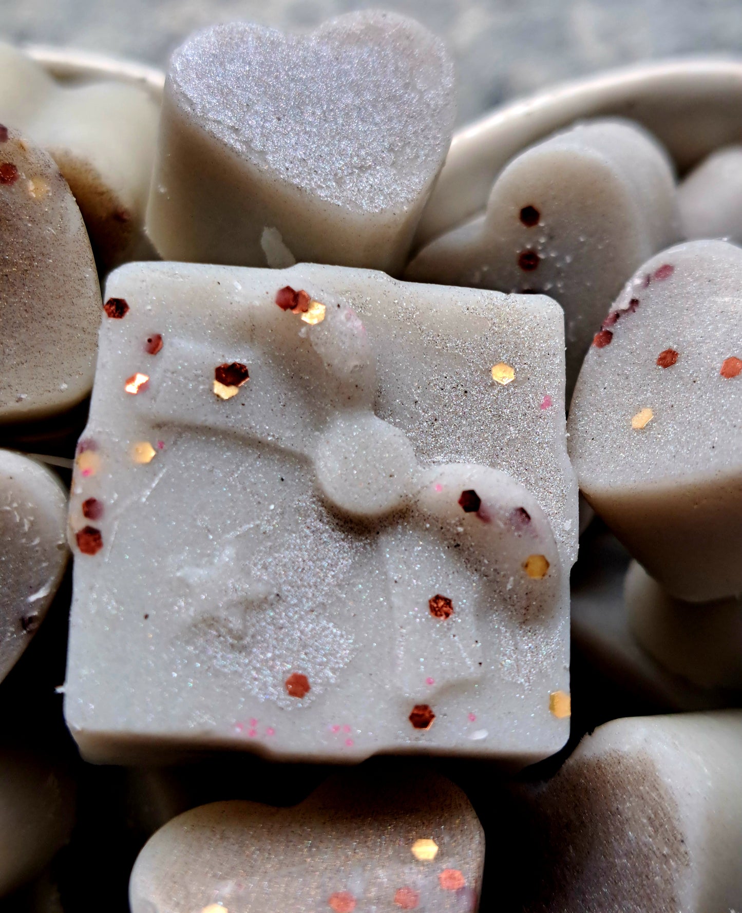 Creamy Vanilla and Fudge Indulgence X30 small hearts and a bonus present π