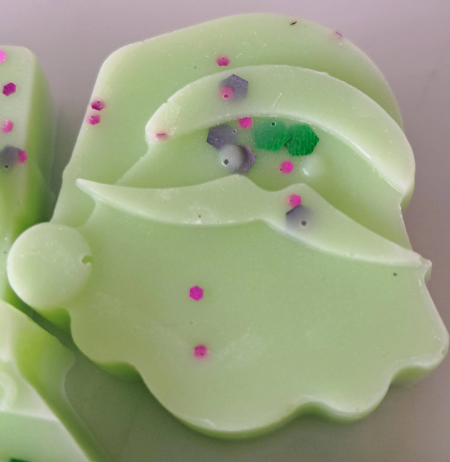 Winter Walks X30 small hearts, including X1 bonus christmas shape.