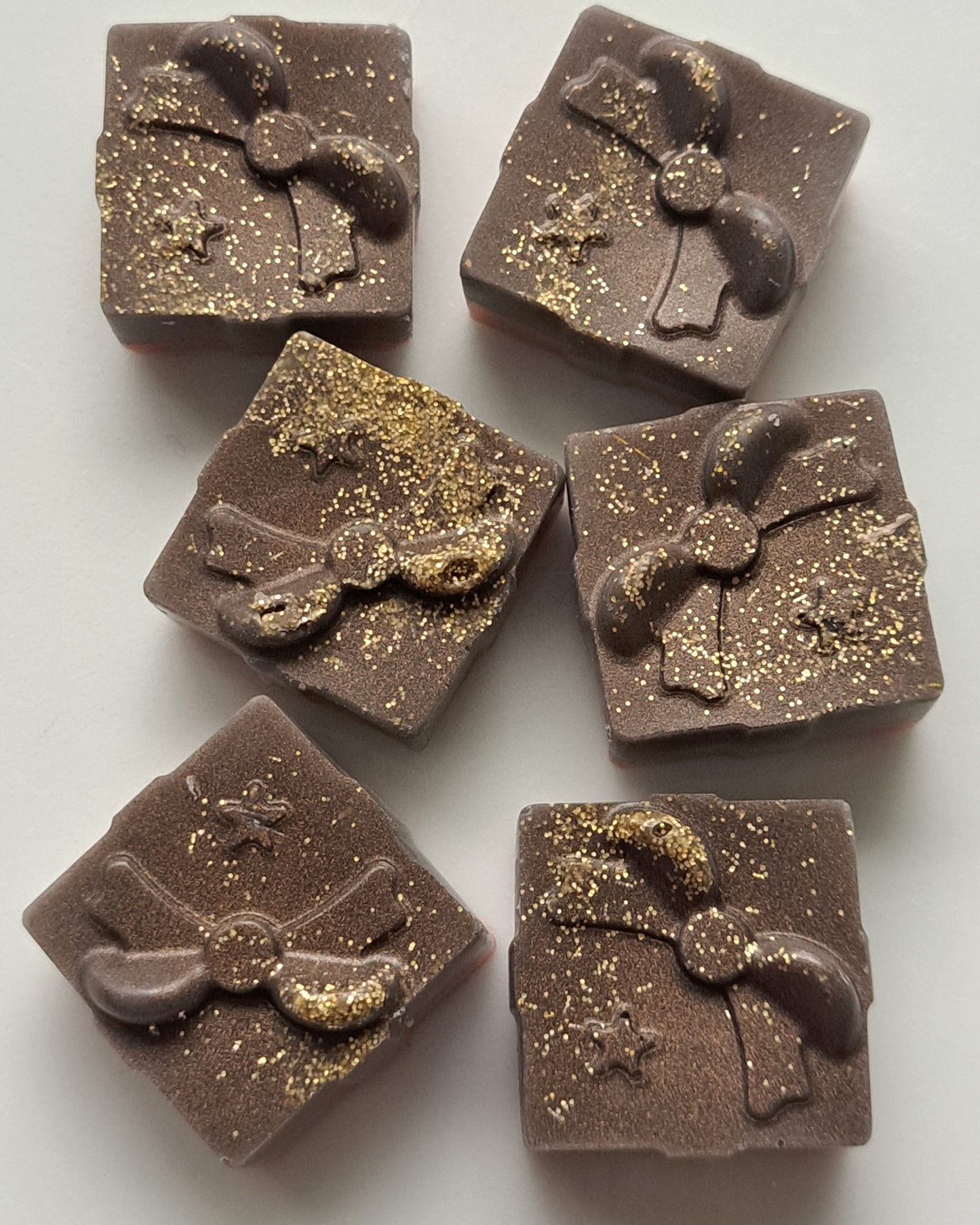 Creamy Vanilla and Fudge Indulgence X30 small hearts and a bonus present 🎁