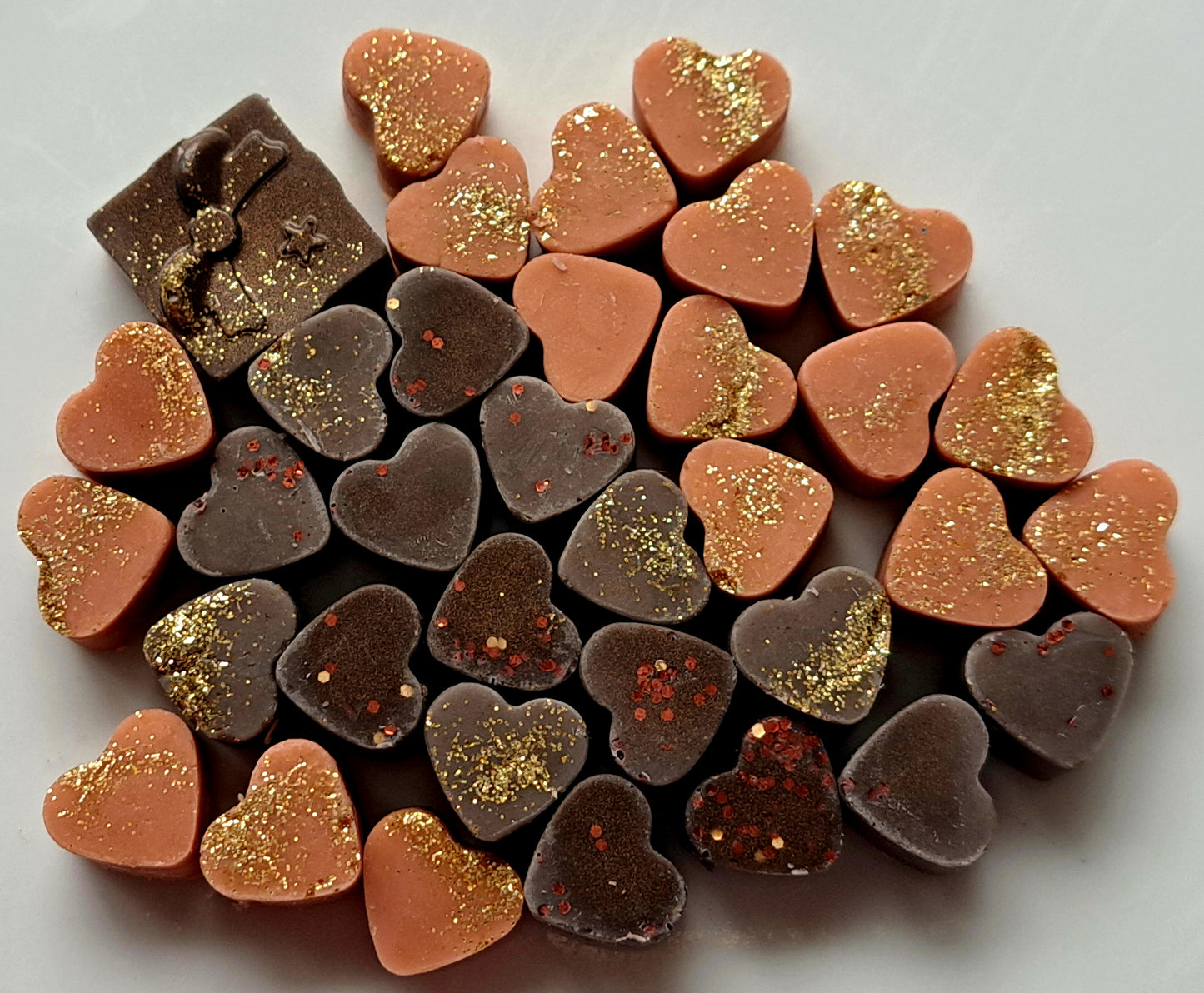 Creamy Vanilla and Fudge Indulgence X30 small hearts and a bonus present 🎁