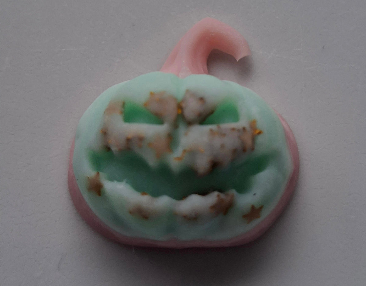 Spiced Pear and Musk X30 small hearts, including X5 delicate autumn leaves and a bonus pumpkin