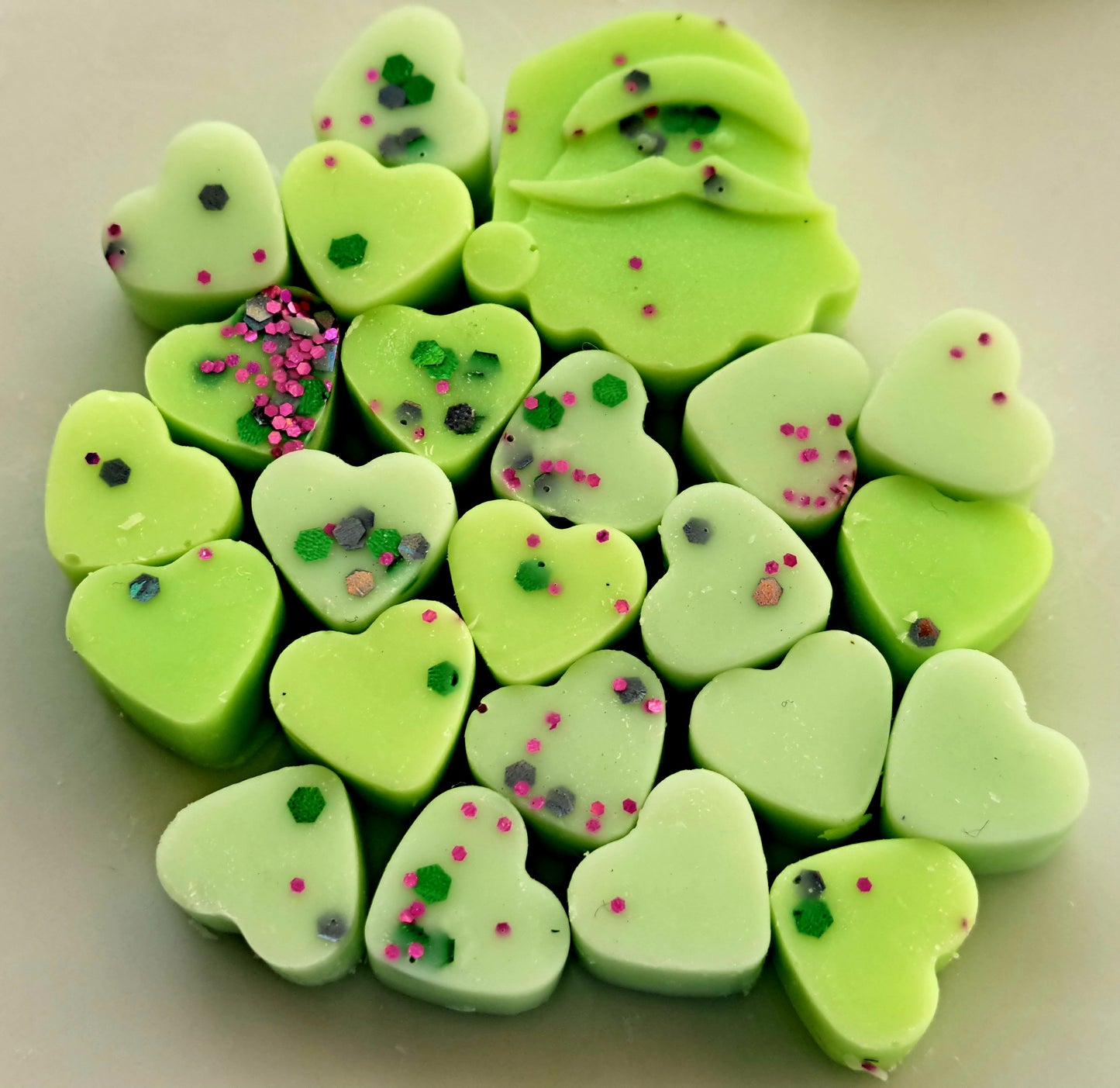 Winter Walks X30 small hearts, including X1 bonus christmas shape.