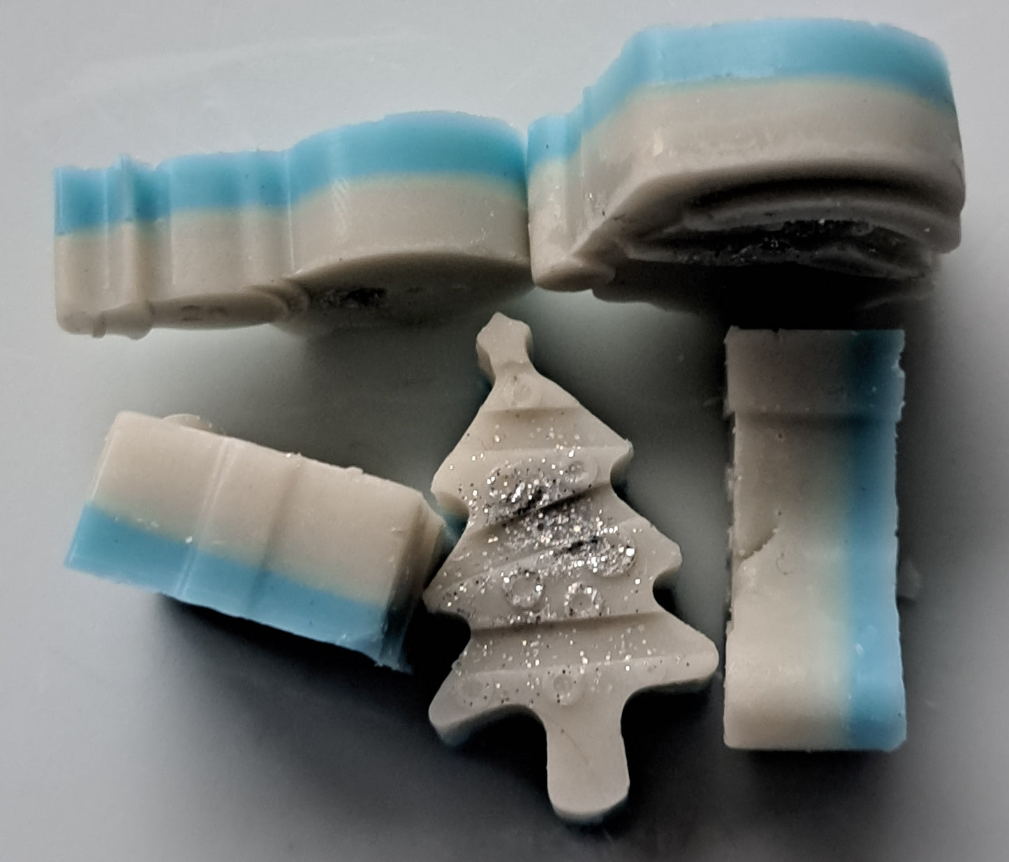 Christmas Memories X30 small hearts, including X1 bonus christmas shape.