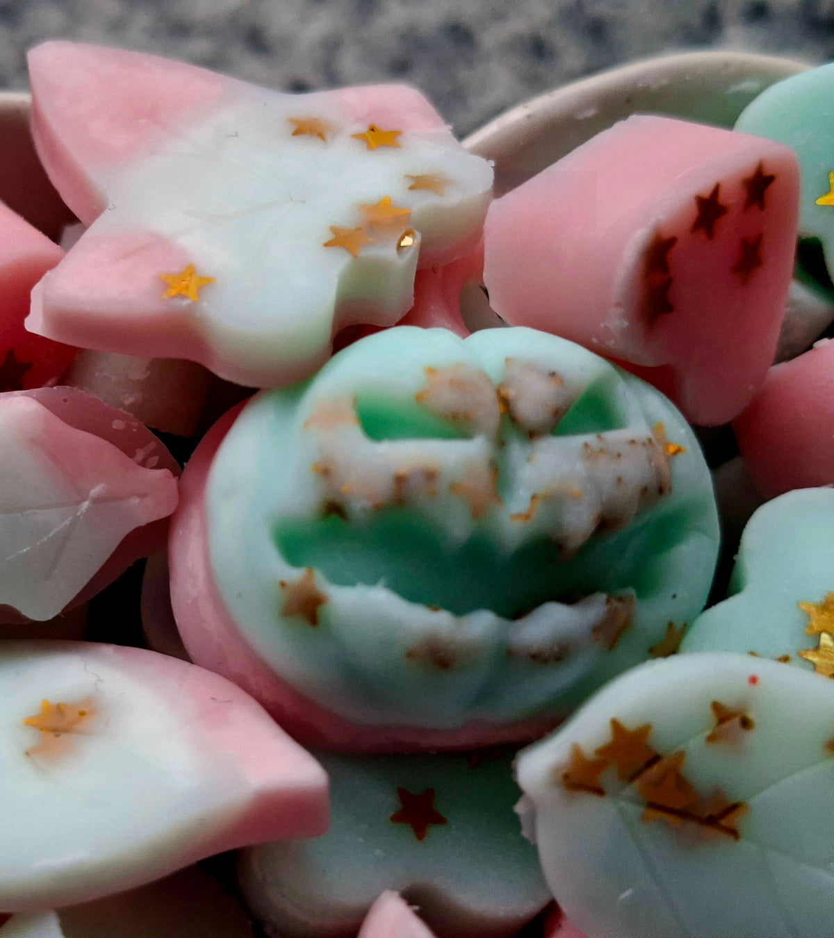 Spiced Pear and Musk X30 small hearts, including X5 delicate autumn leaves and a bonus pumpkin