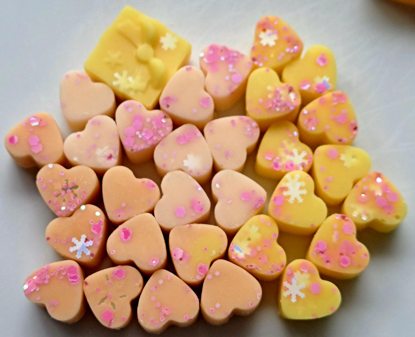 Cosy Cabin X30 small hearts, including X1 christmas bonus shape.