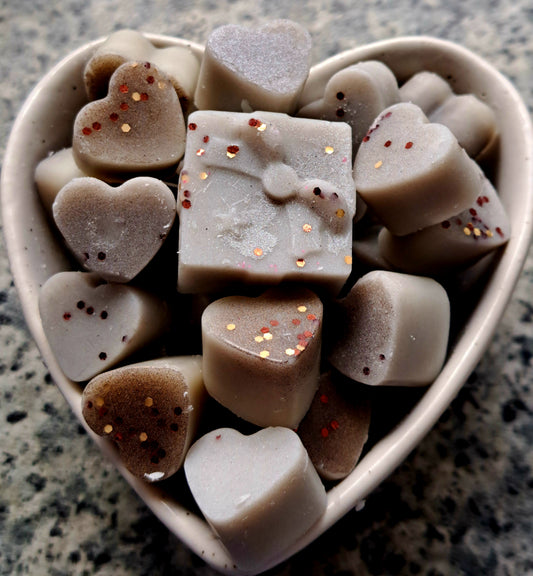 Creamy Vanilla and Fudge Indulgence X30 small hearts and a bonus present 🎁