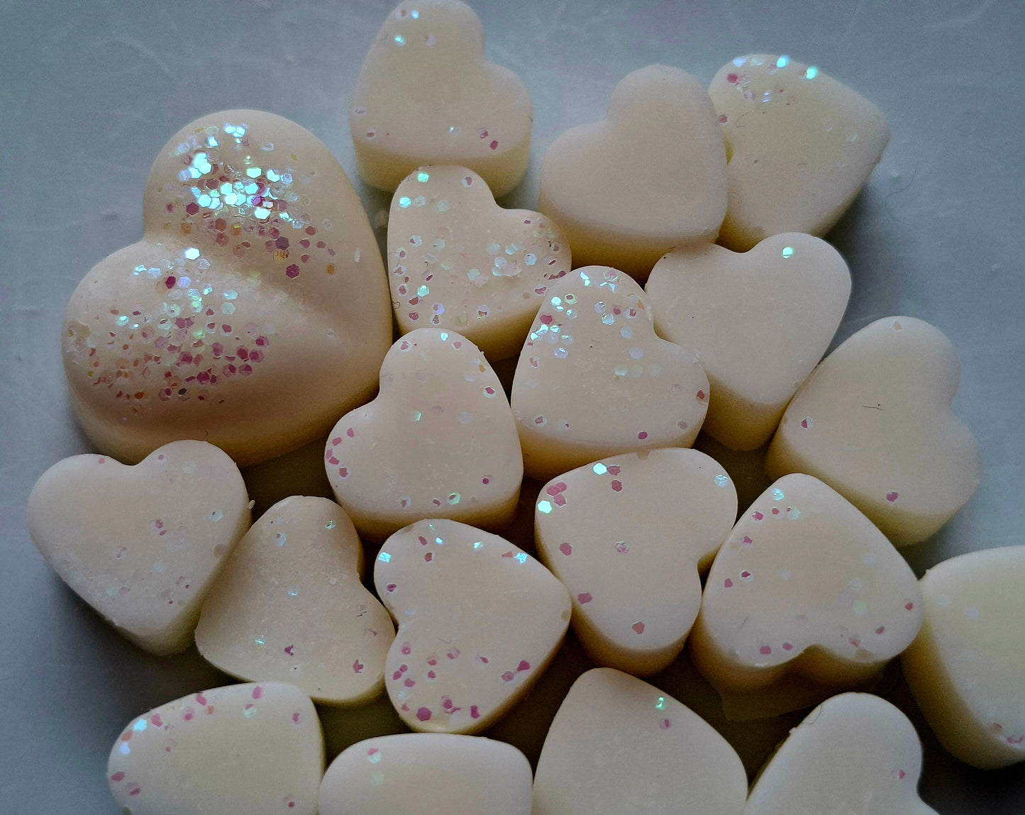 Vanilla Cupcake X30 small hearts, including X1 medium heart