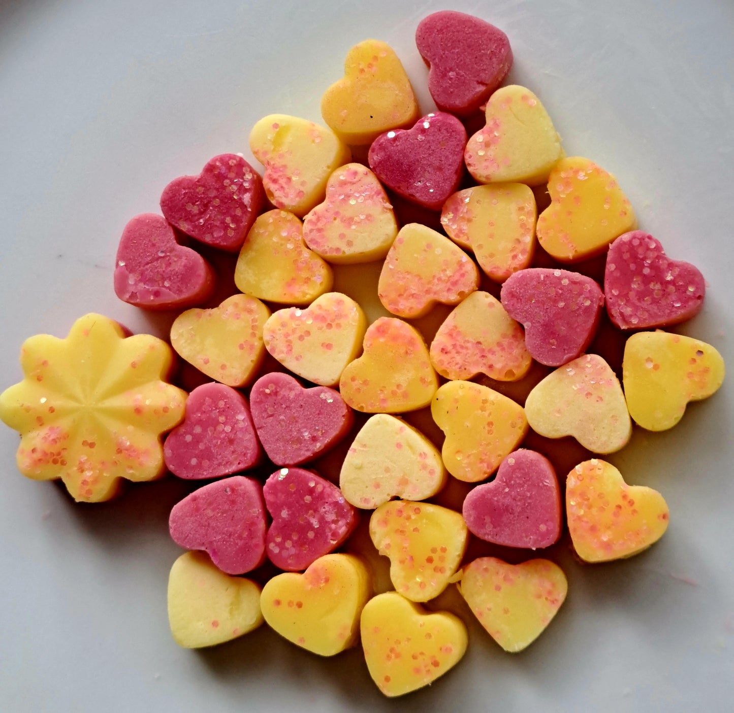 English Pear and Freesia X30 small hearts, including X1 medium flower.