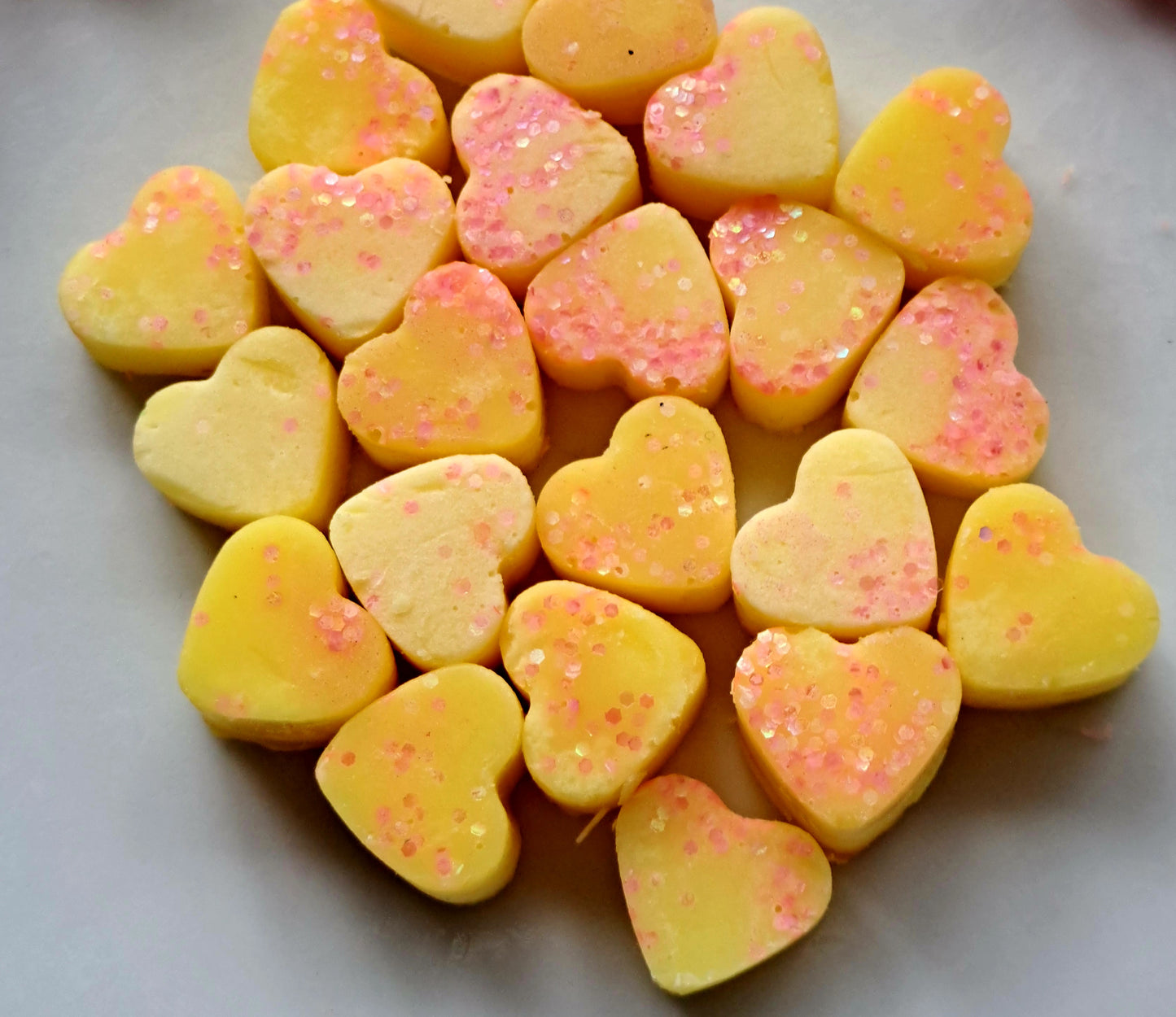 English Pear and Freesia X30 small hearts, including X1 medium flower.