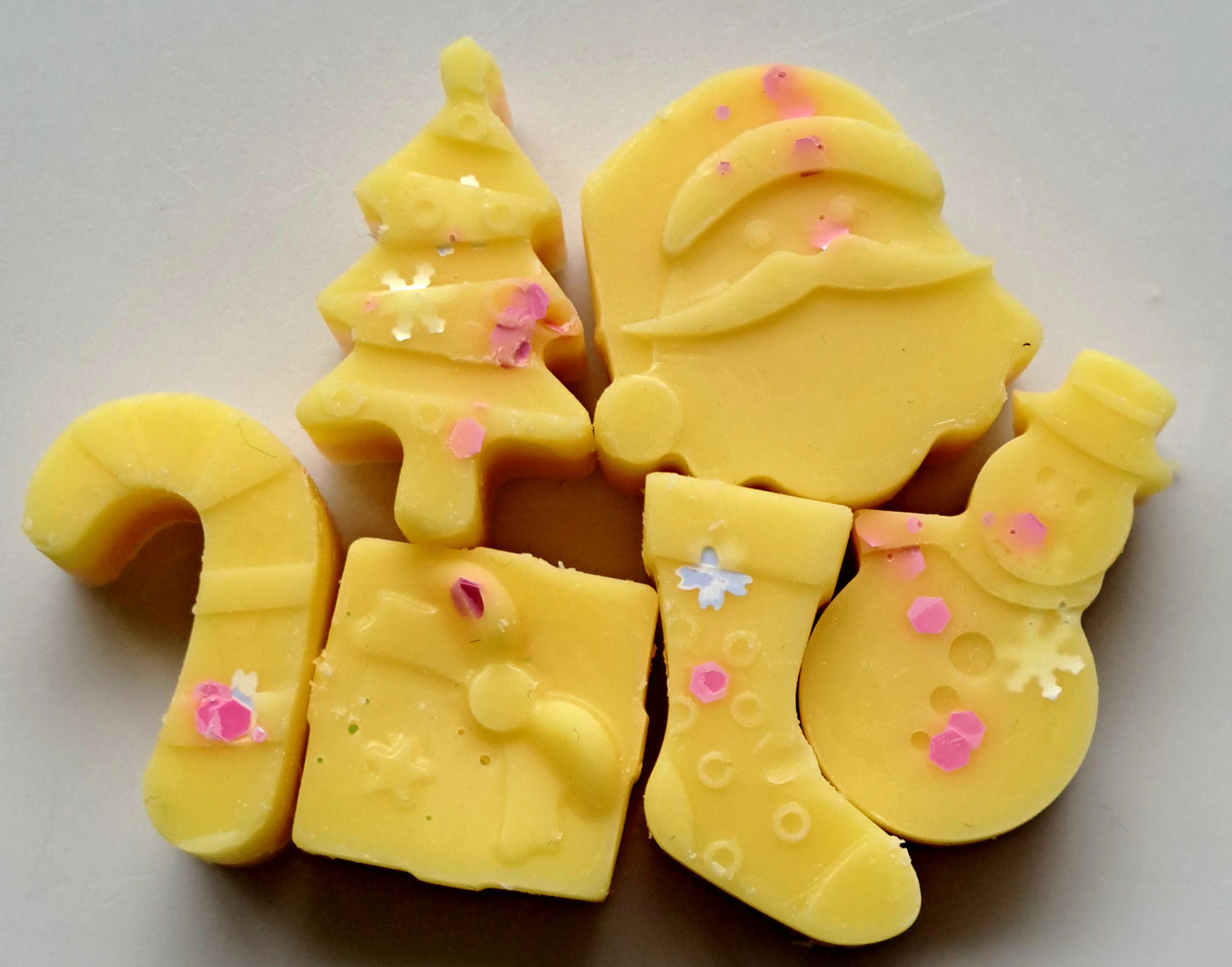 Cosy Cabin X30 small hearts, including X1 christmas bonus shape.