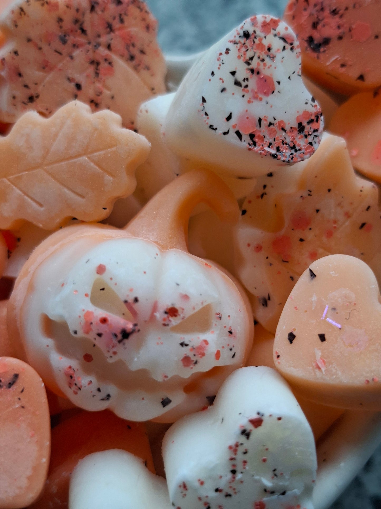 Pumpkin Cream Crumble X30 small hearts, including X5 delicate autumn leaves 🍂 and a bonus pumpkin 🎃