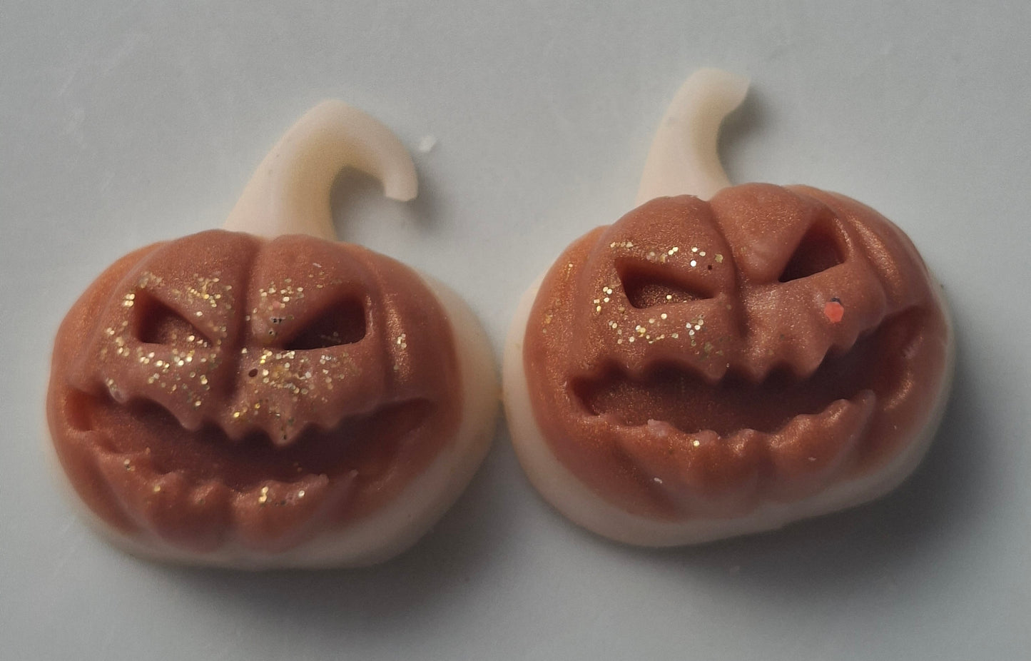 Toasted Marshmallow X30 small hearts, including X5 delicate autumn leaves and a bonus pumpkin 🎃
