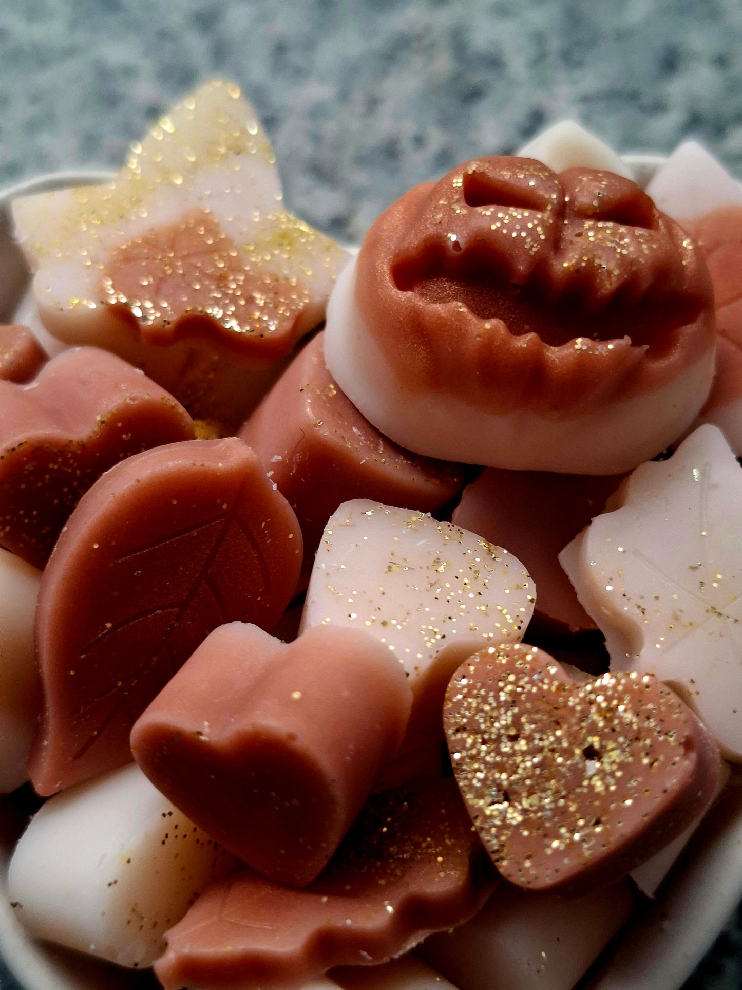 Toasted Marshmallow X30 small hearts, including X5 delicate autumn leaves and a bonus pumpkin 🎃