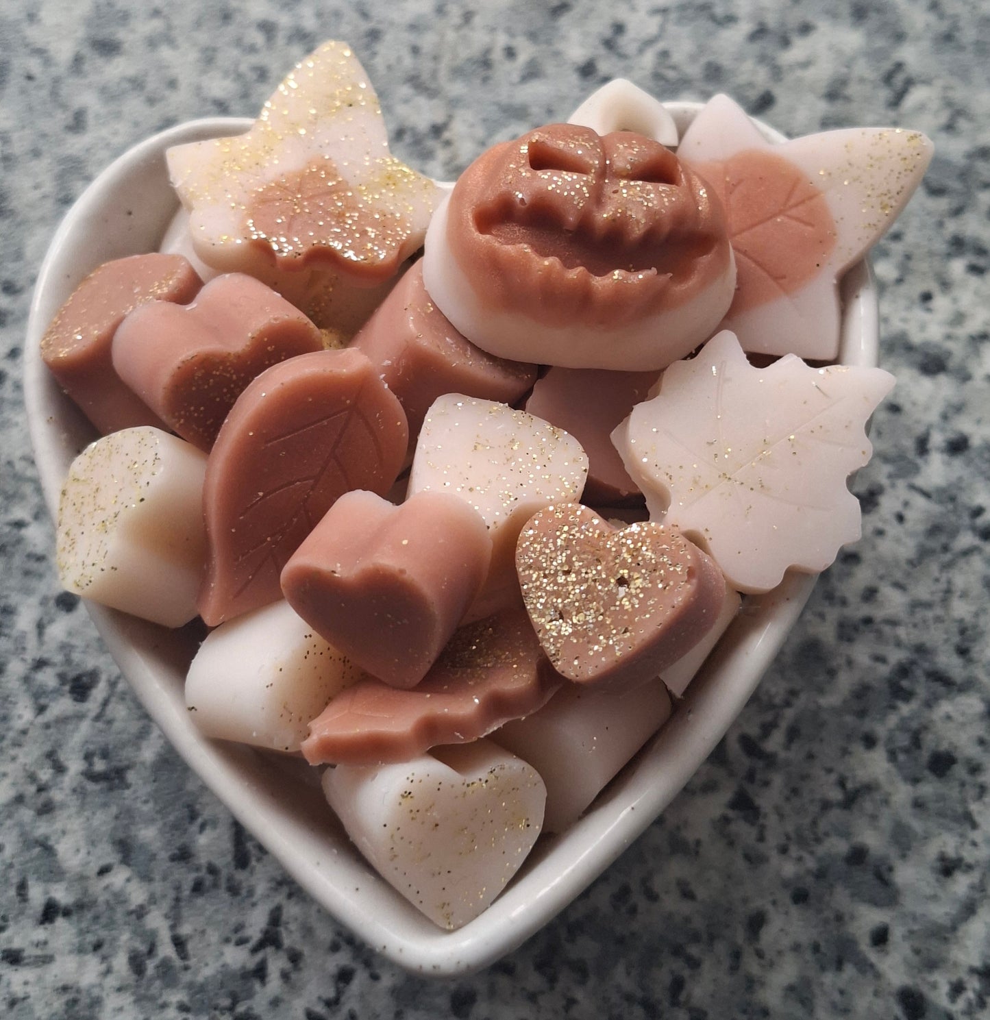 Toasted Marshmallow X30 small hearts, including X5 delicate autumn leaves and a bonus pumpkin 🎃