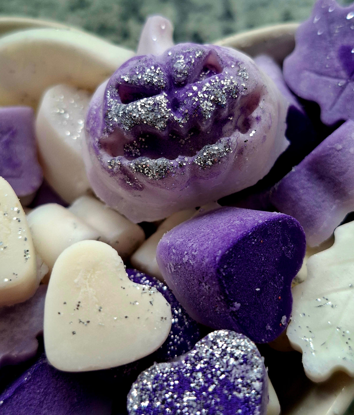 Berry Crumble X30 small hearts, including X5 delicate autumn leaves 🍂 and a bonus pumpkin 🎃