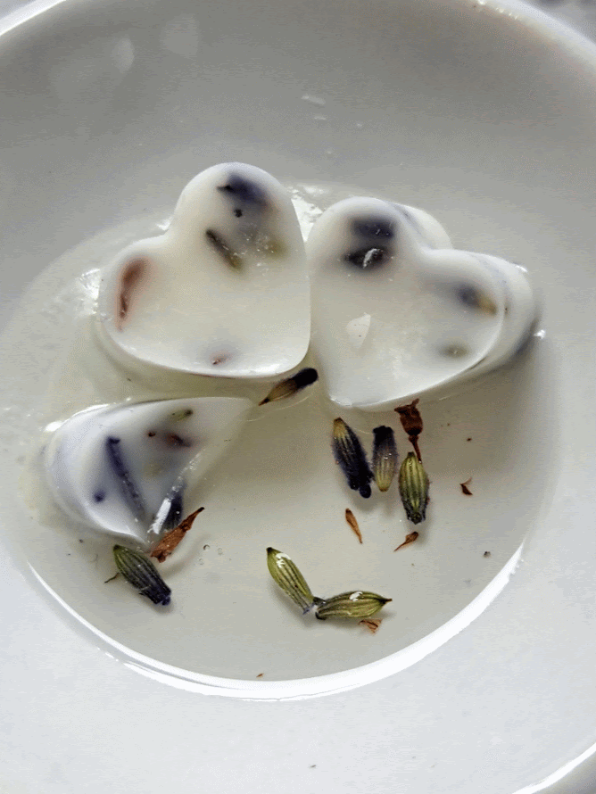 Botanical Lavender and Vanilla X30 small hearts, including X1 flower