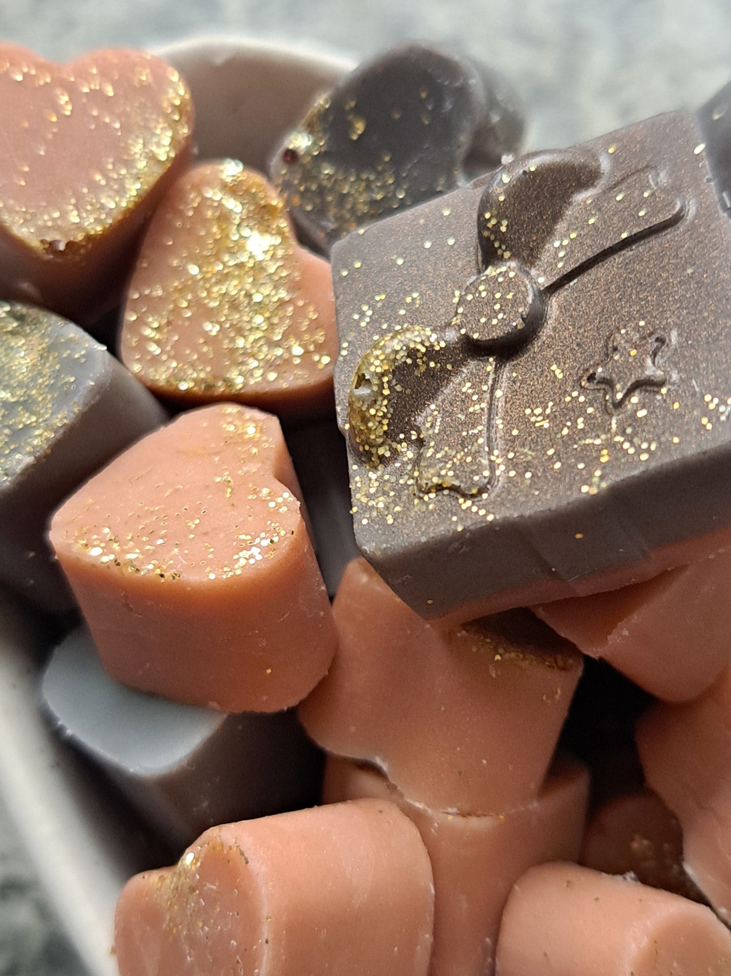 Creamy Vanilla and Fudge Indulgence X30 small hearts and a bonus present 🎁