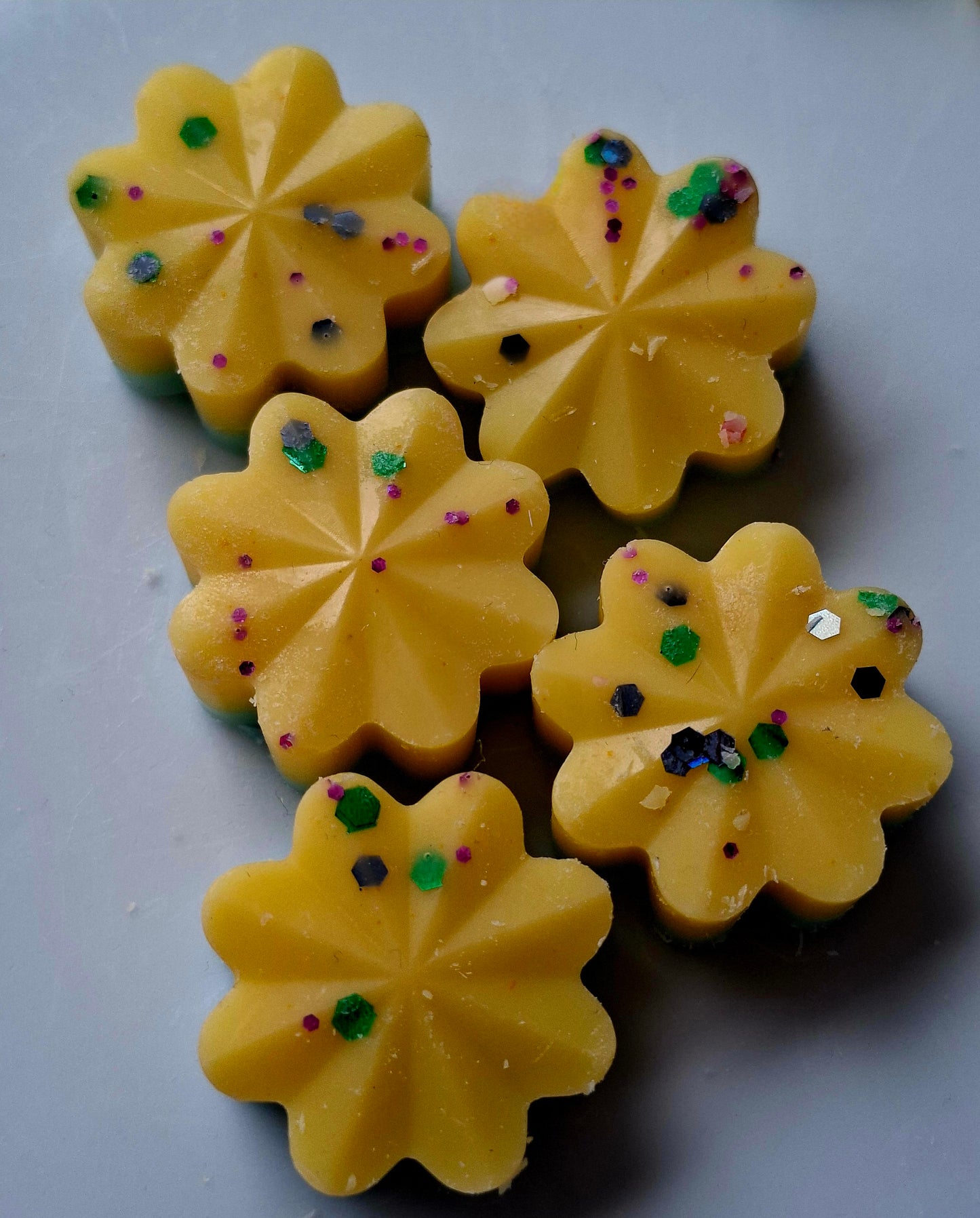 Tropical Escape X30 small hearts, including X1 medium flower
