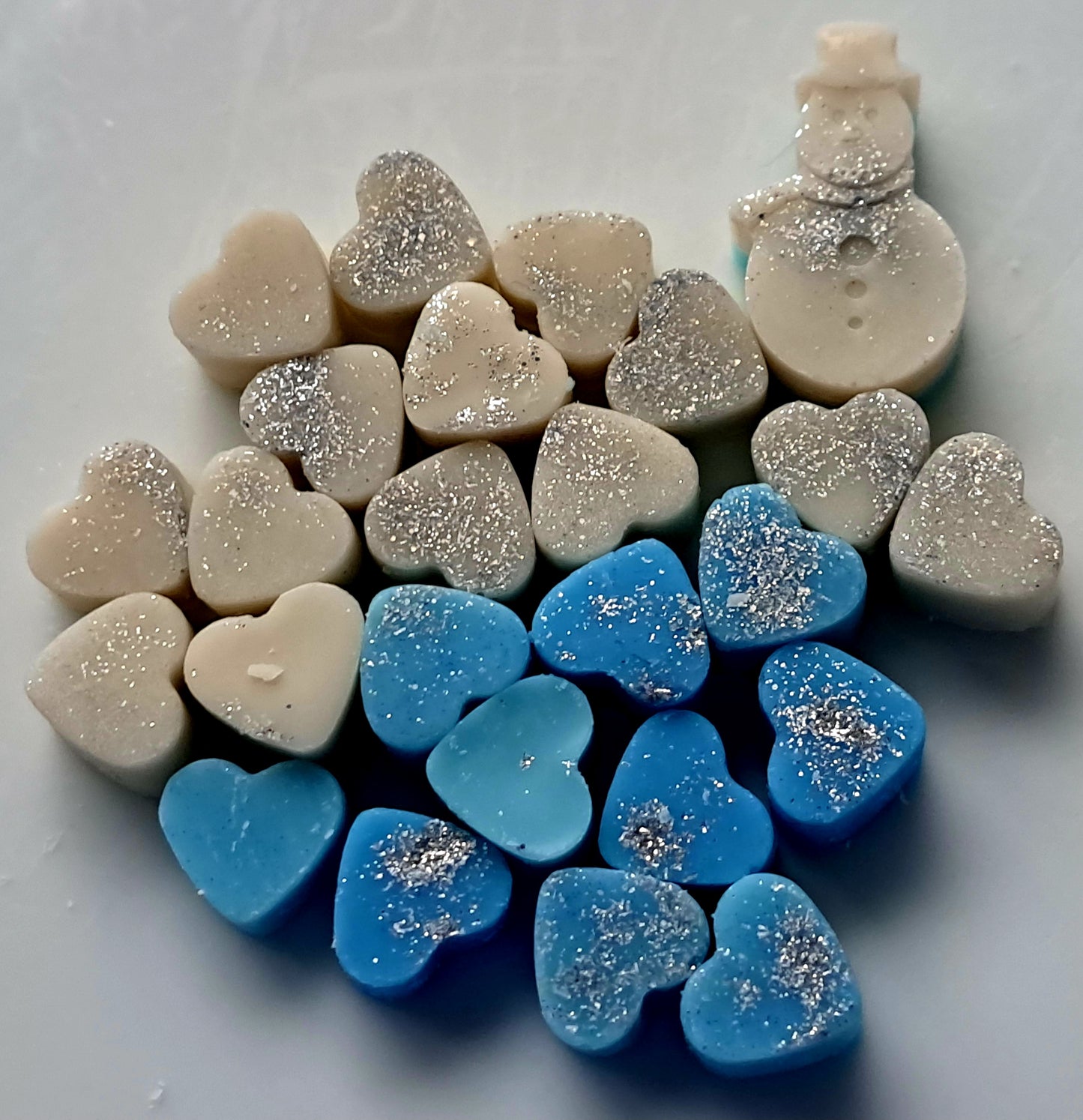 Christmas Memories X30 small hearts, including X1 bonus christmas shape.