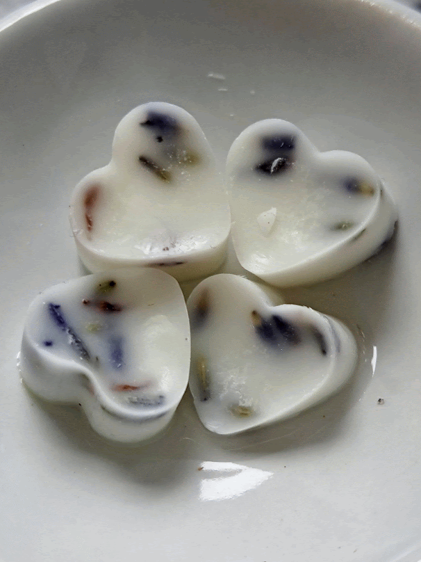 Botanical Lavender and Vanilla X30 small hearts, including X1 flower