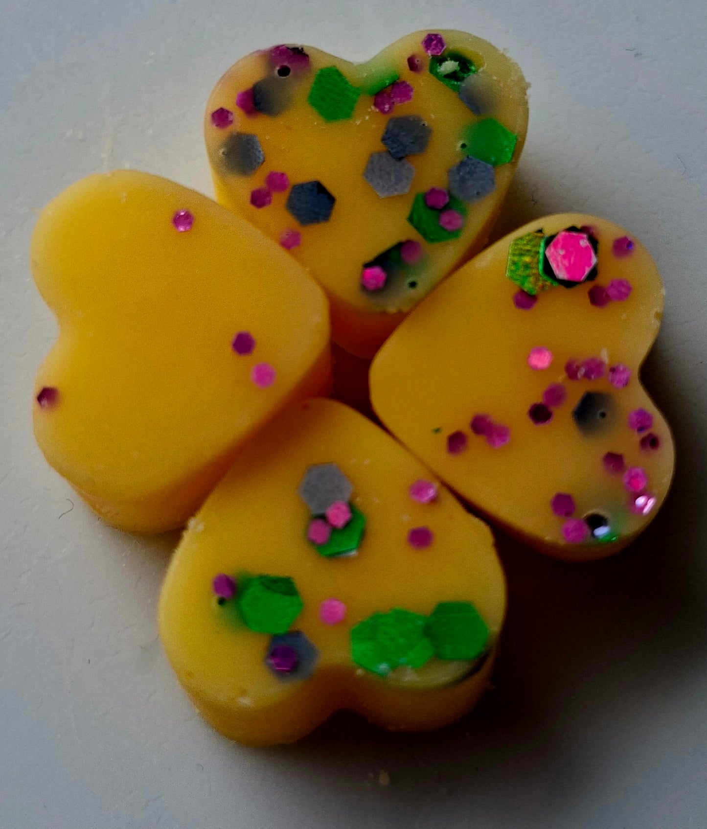 Tropical Escape X30 small hearts, including X1 medium flower