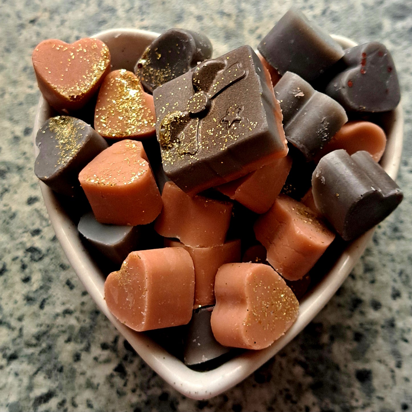 Creamy Vanilla and Fudge Indulgence X30 small hearts and a bonus present 🎁