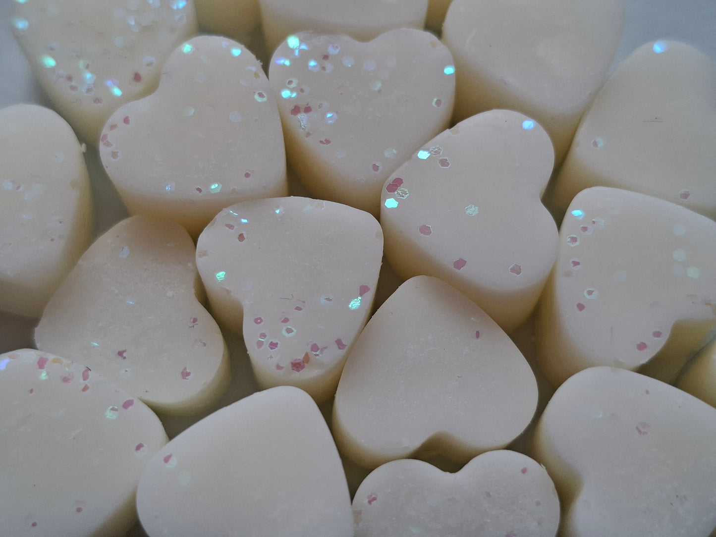 Vanilla Cupcake X30 small hearts, including X1 medium heart