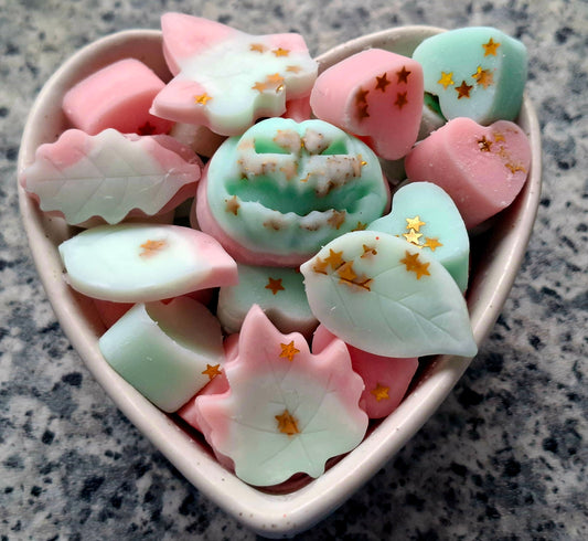 Spiced Pear and Musk X30 small hearts, including X5 delicate autumn leaves and a bonus pumpkin