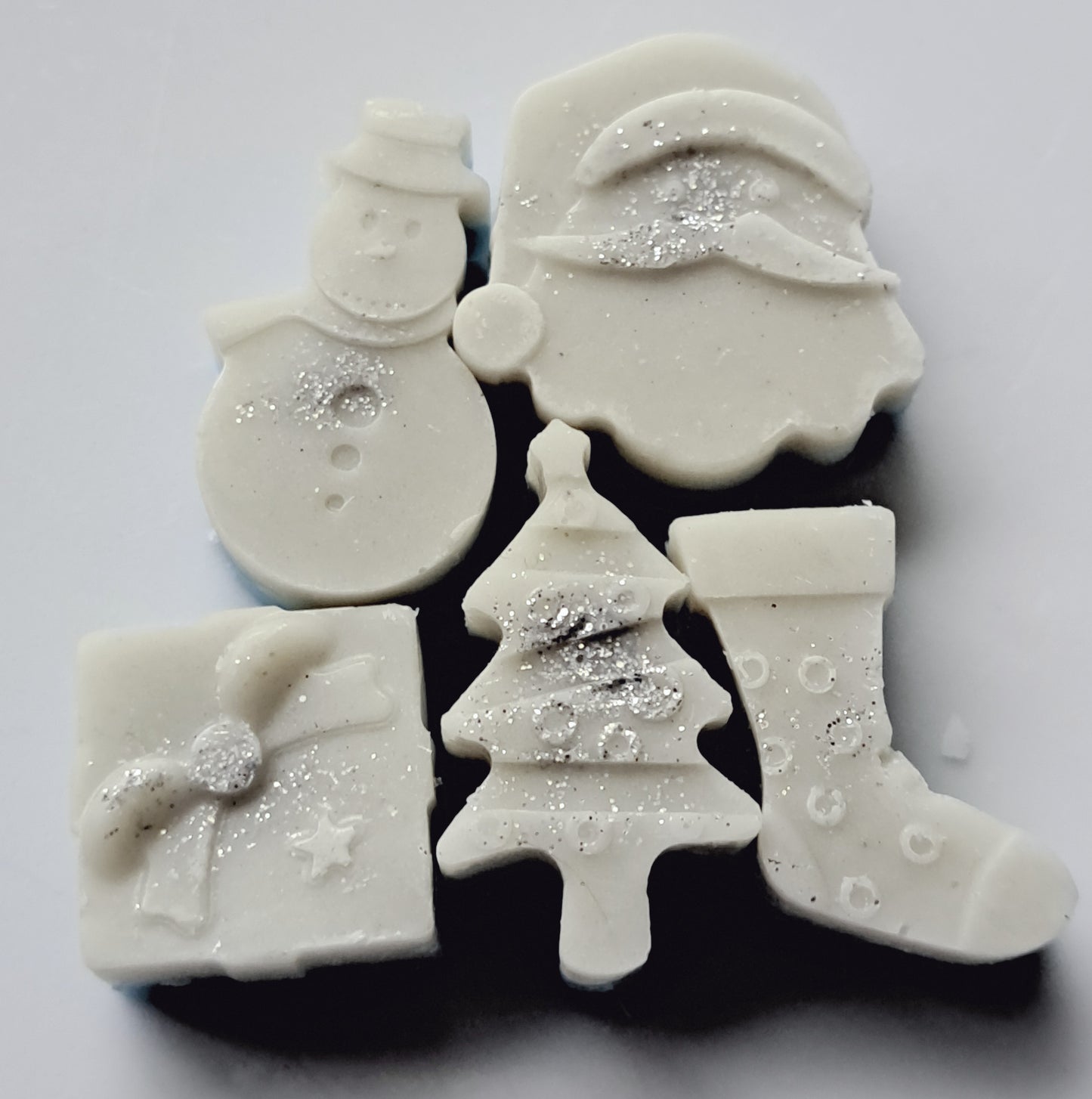 Christmas Memories X30 small hearts, including X1 bonus christmas shape.