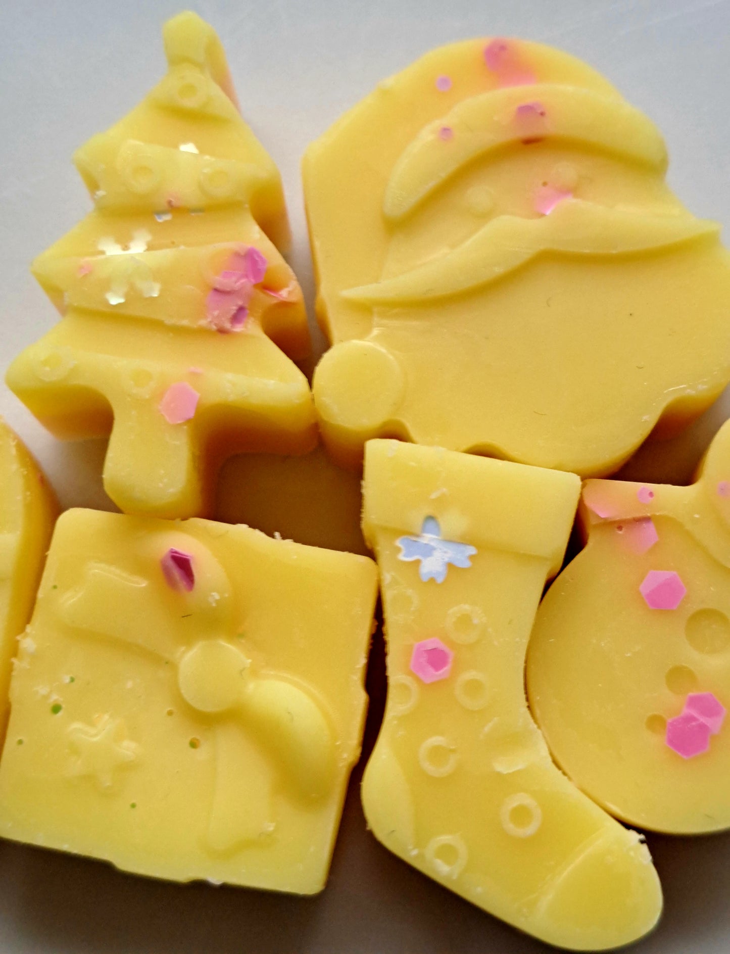 Cosy Cabin X30 small hearts, including X1 christmas bonus shape.