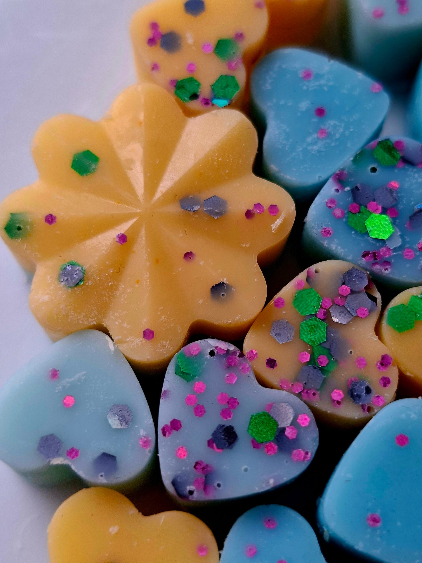 Tropical Escape X30 small hearts, including X1 medium flower