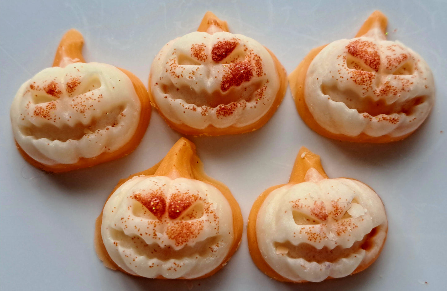 Pumpkin Cream Crumble X30 delightful small hearts, including X5 delicate autumn leaves and a bonus pumpkin 🎃