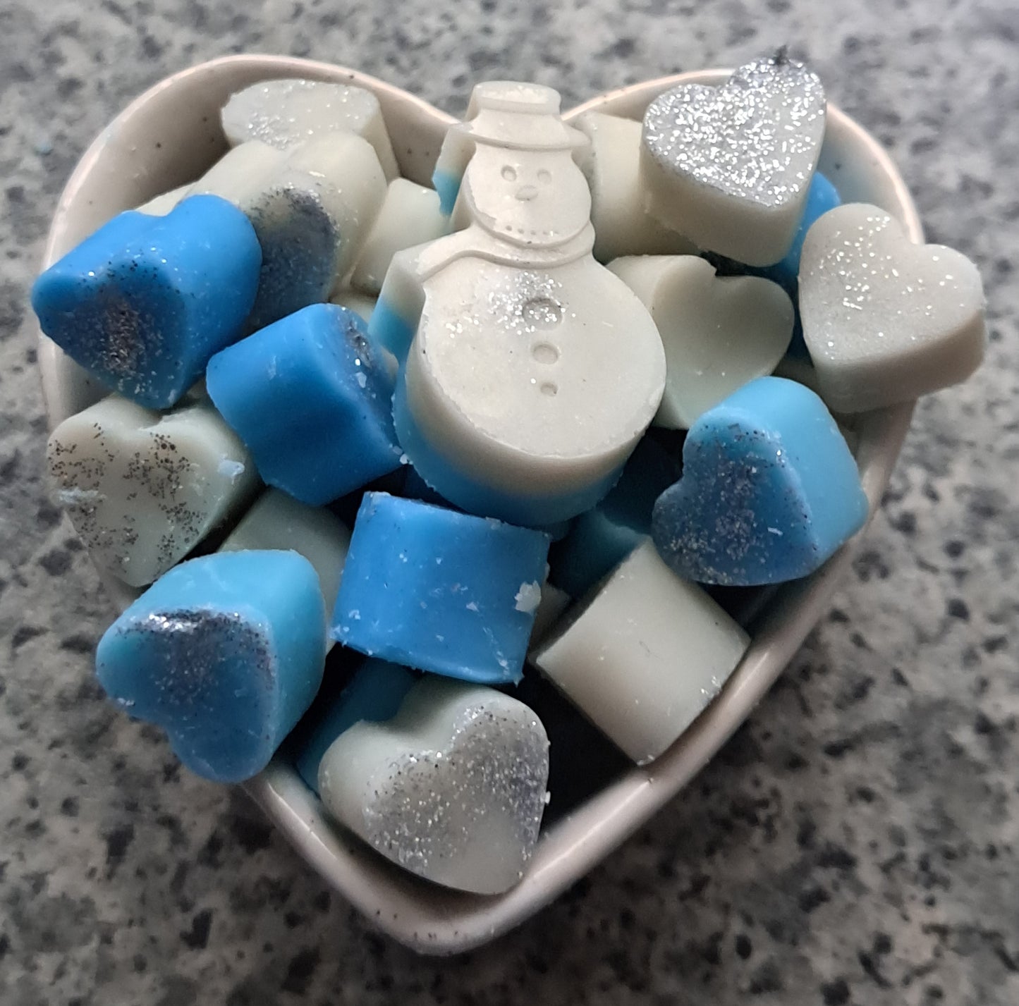 Christmas Memories X30 small hearts, including X1 bonus christmas shape.