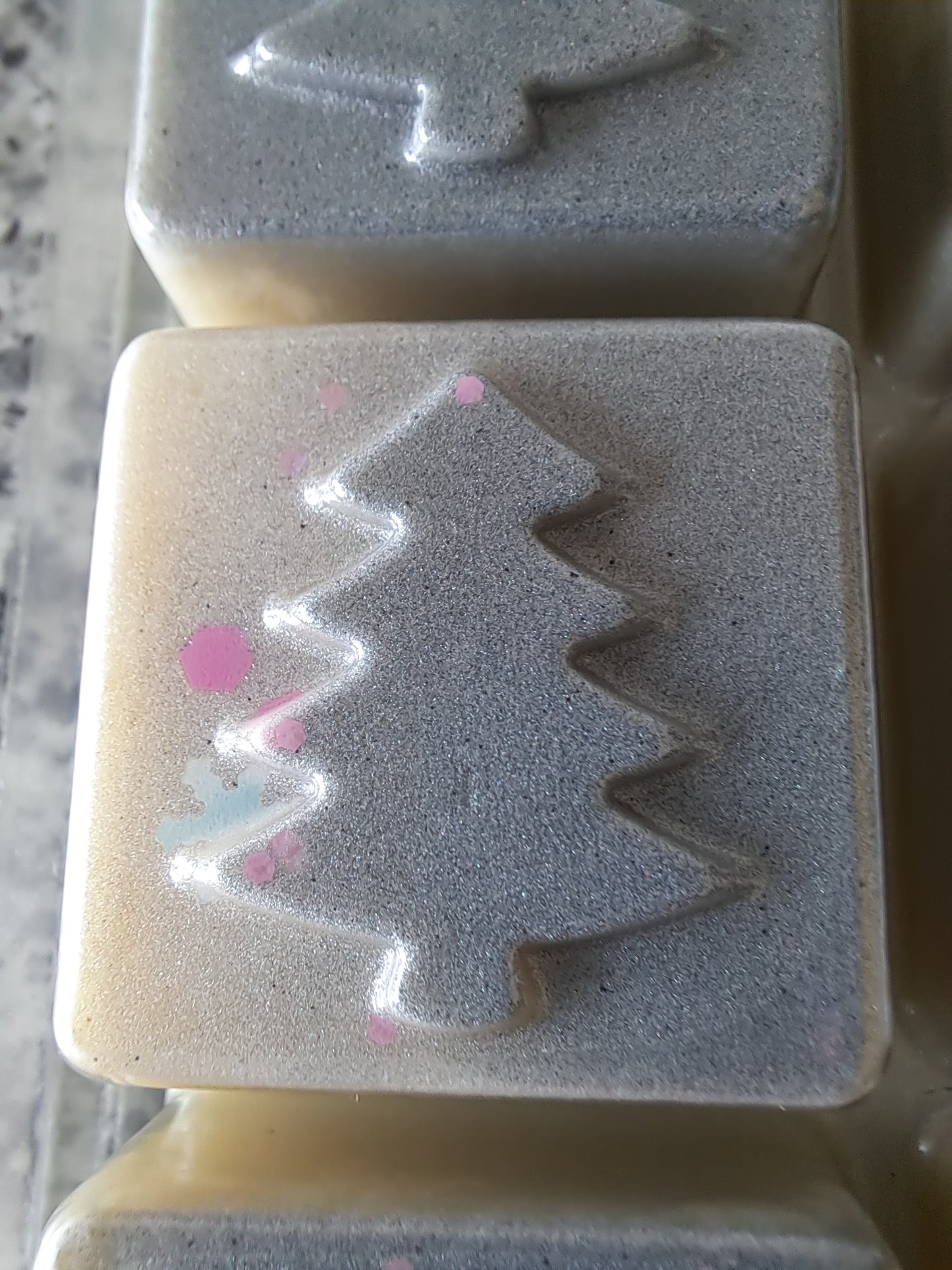 6 Cell Christmas Tree Clamshell Bar  Baby Powder Inspired