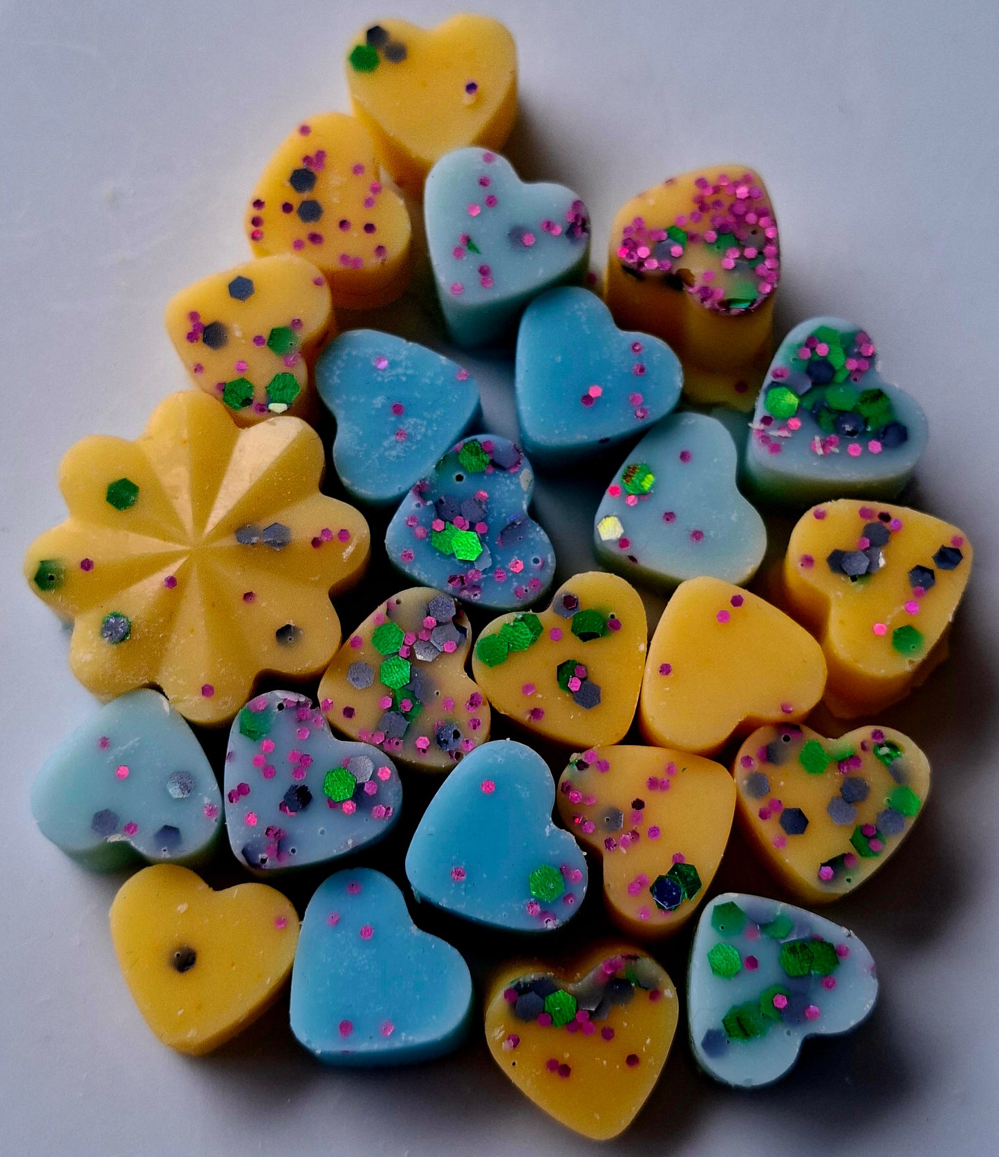 Tropical Escape X30 small hearts, including X1 medium flower