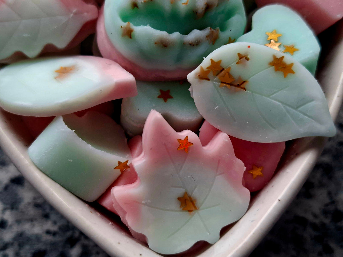Spiced Pear and Musk X30 small hearts, including X5 delicate autumn leaves and a bonus pumpkin